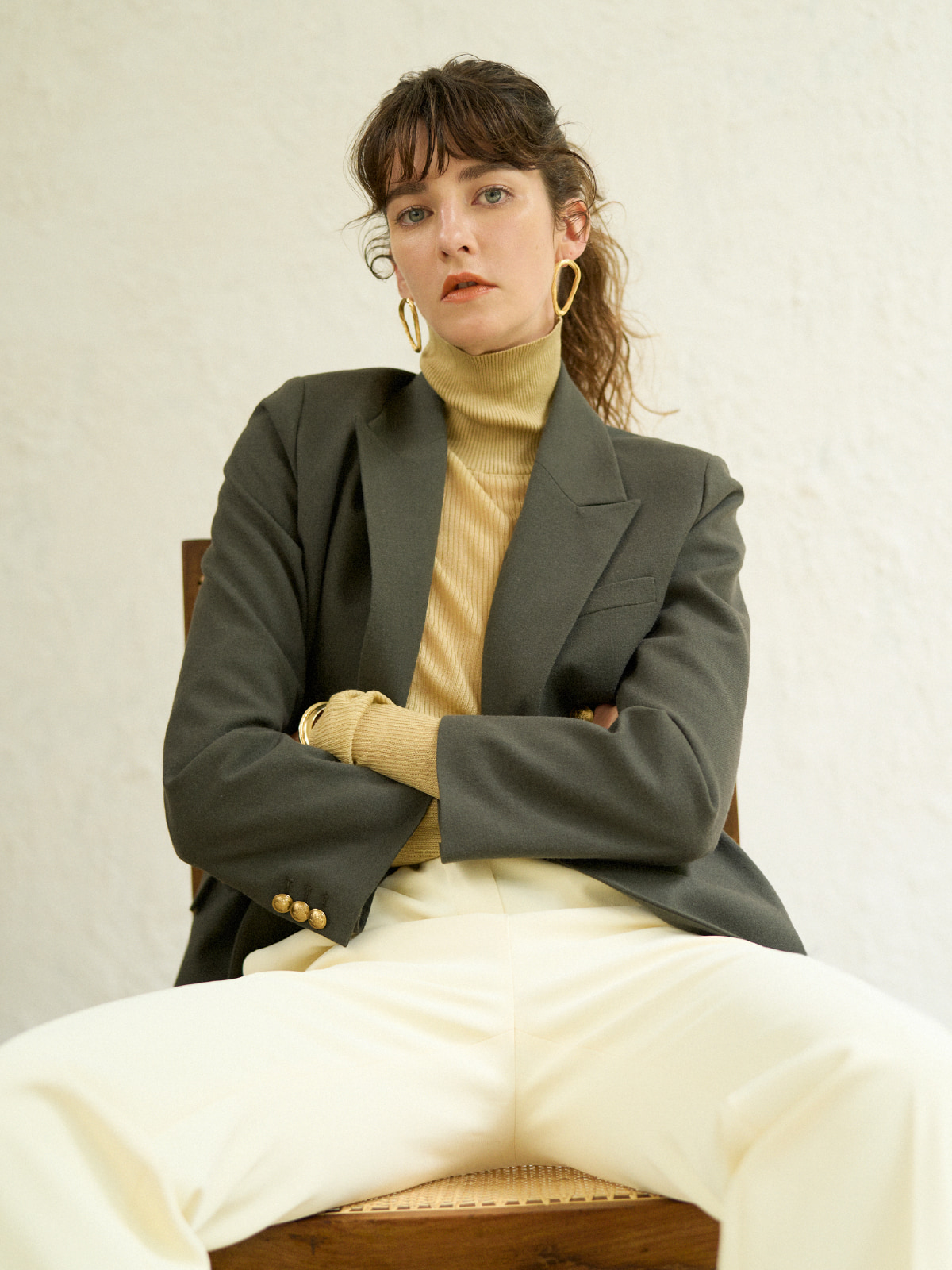 Jacket 17,600yen / Knit Tops 6,930yen / Pants 9,680yen / Pierced Earrings 4,620yen / Bracelet 5,940yen