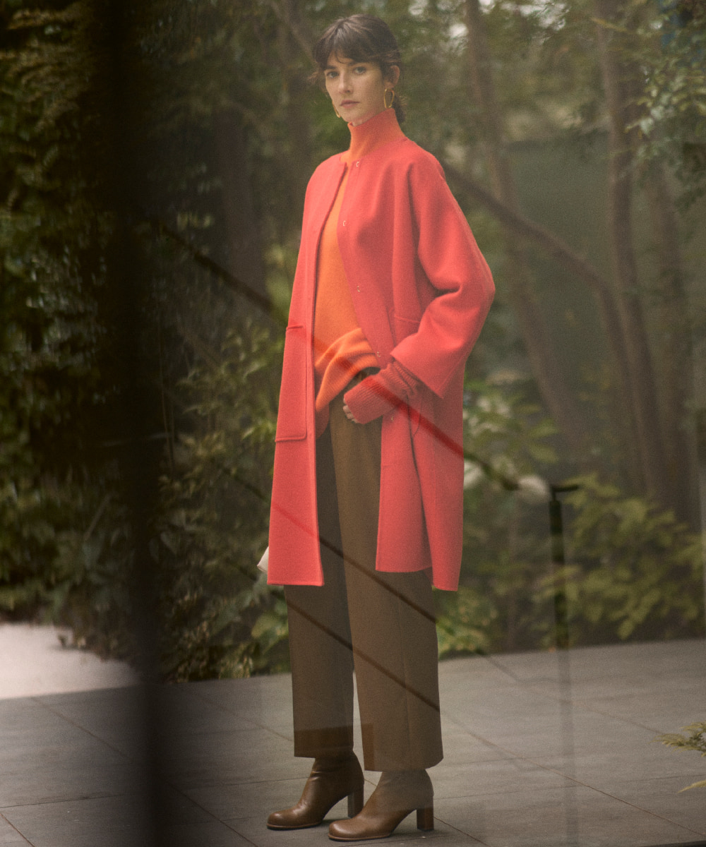 Coat 25,850yen / Knit Tops 10,780yen / Pants 10,450yen / Pierced Earrings 4,620yen / Glove 6,380yen / Bag 10,450yen / Boots 15,950yen