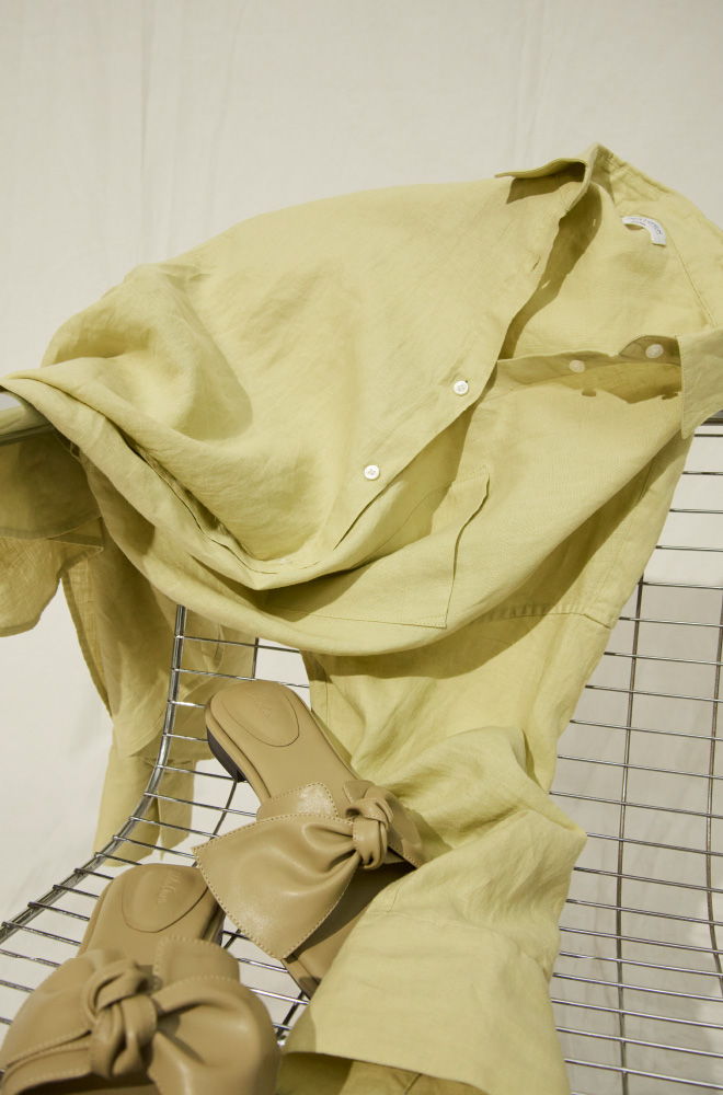 SHIRTS 9,900YEN SANDALS 13,420YEN