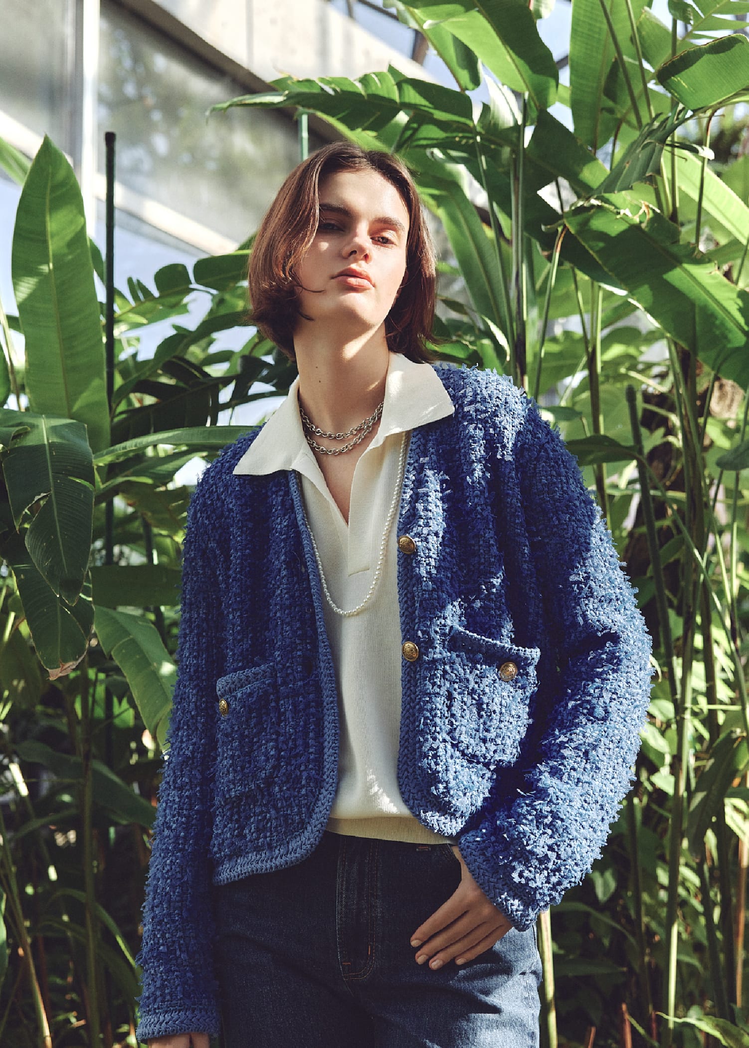 ニットツイードジャケット&シアーポロニット&裾段差テーパードデニムＰＴ&チェーンロングネックレス&メタルリングパールロングネックレスを着用した女性