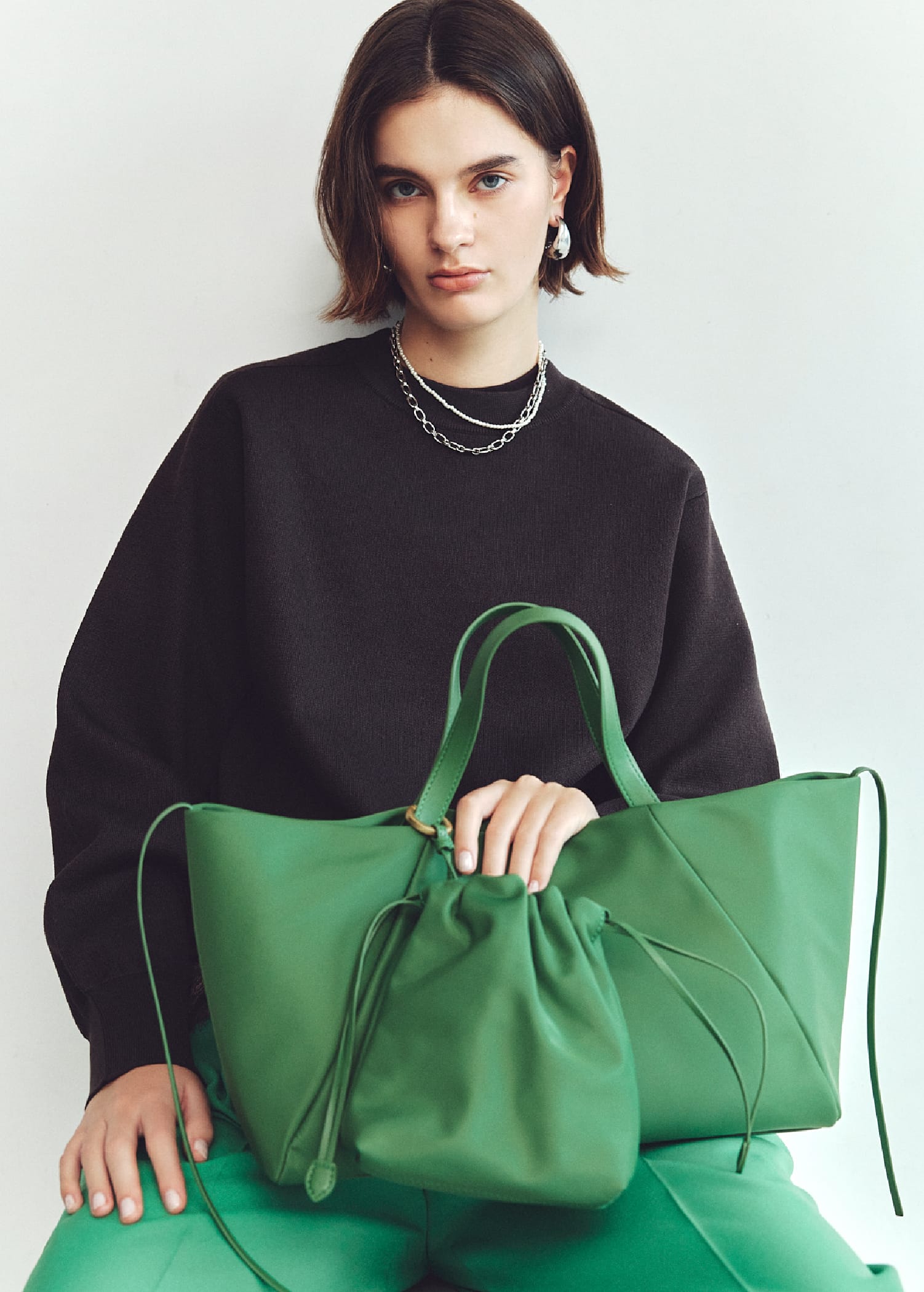 レースヘムレイヤードニット&ドライタッチ２タックワイドPT&メタルドロップピアス&2連パールチェーンネックレス&撥水ナイロン２WAYワイドトートバッグ&メッシュバレエを着用した女性