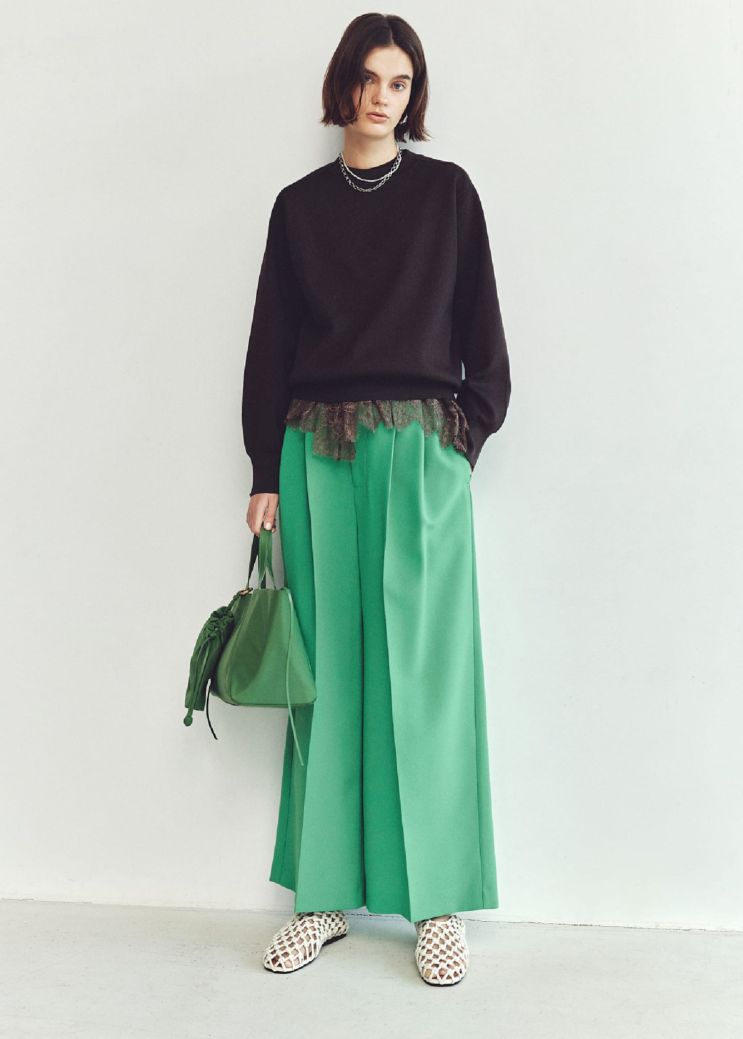 レースヘムレイヤードニット&ドライタッチ２タックワイドPT&メタルドロップピアス&2連パールチェーンネックレス&撥水ナイロン２WAYワイドトートバッグ&メッシュバレエを着用した女性