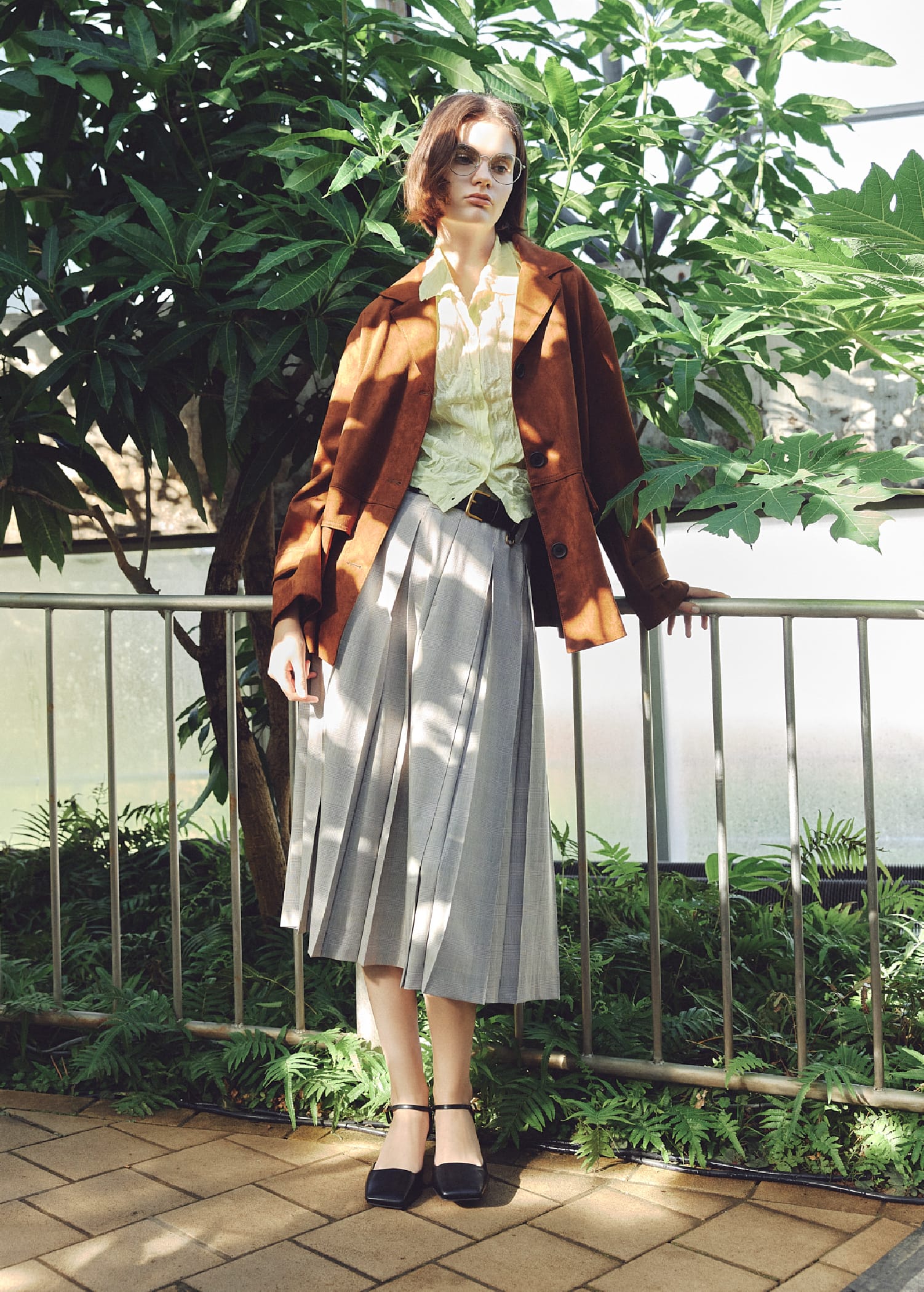 リサイクルスウェードライクJK&ワッシャーハーフスリーブポロNT&プリーツタックスカート&スクエアダブルサルカンベルトを着用した女性