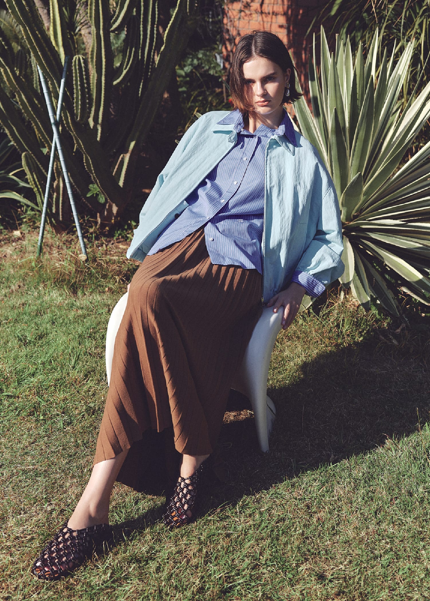 アーガイルニットトップス&アーガイルニットチューブトップ&レースヘムスカート&メタルドロップピアス&ランダムプレートチャームチェーンネックレス&カーブカラーバングル&アンクルストラップパンプスを着用した女性