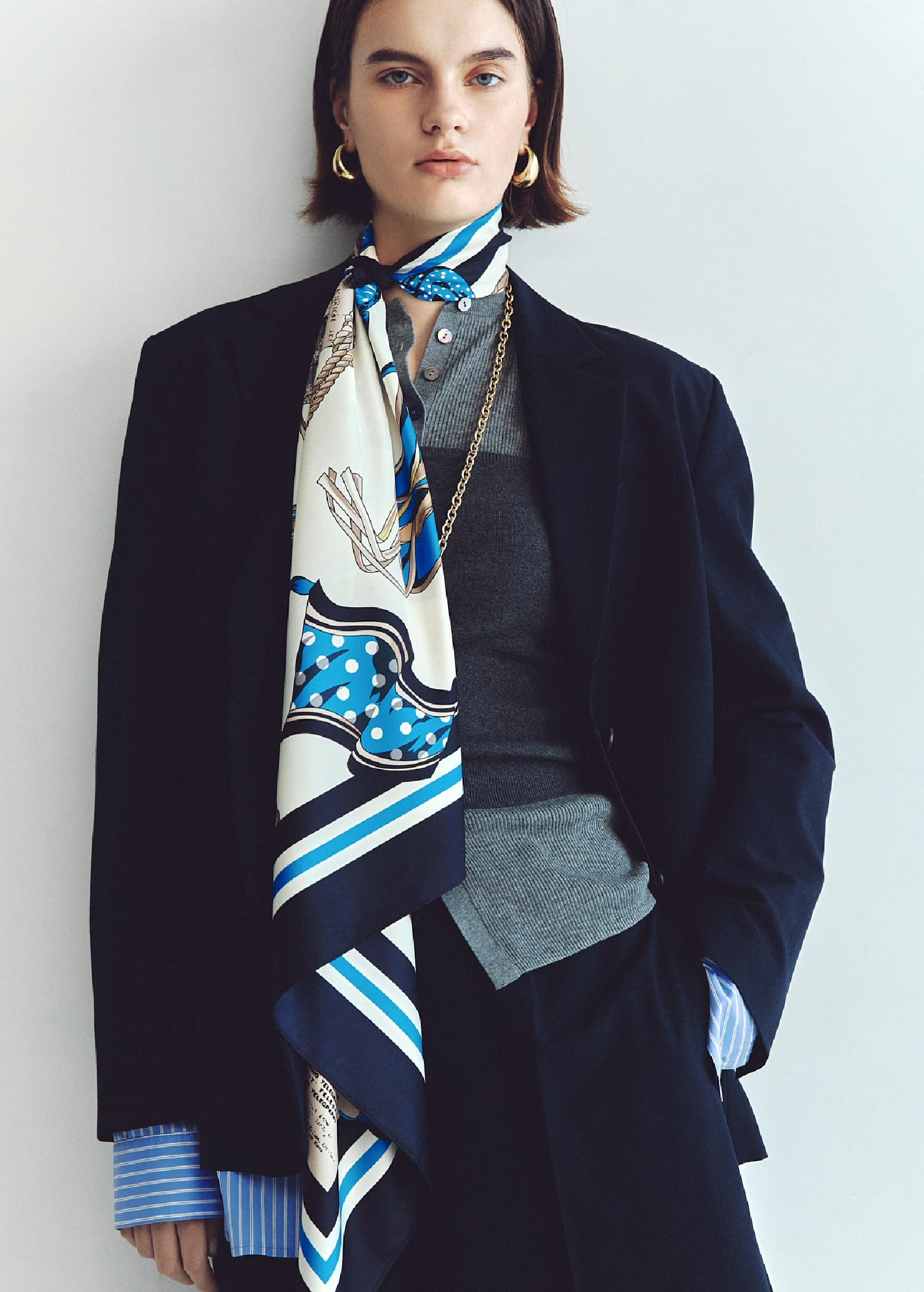 シャツレイヤードJK&UVケアシアーリブニットCD&コットンブレンドニットチューブトップ&トリミングハーフキュロットPT&ベルトモチーフ柄スカーフ&メタルドロップピアス&チェーンロングネックレス&エスパドリーユシューズを着用した女性