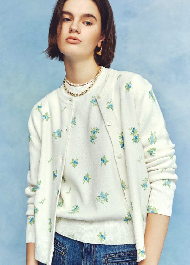 フラワープリントアンサンブルCD&フラワープリントアンサンブルPO&玉縁ポケットセミフレアデニムＰＴ&メタルドロップピアス&チェーンチョーカーネックレス&パールチョーカーネックレス&エスパドリーユシューズを着用した女性