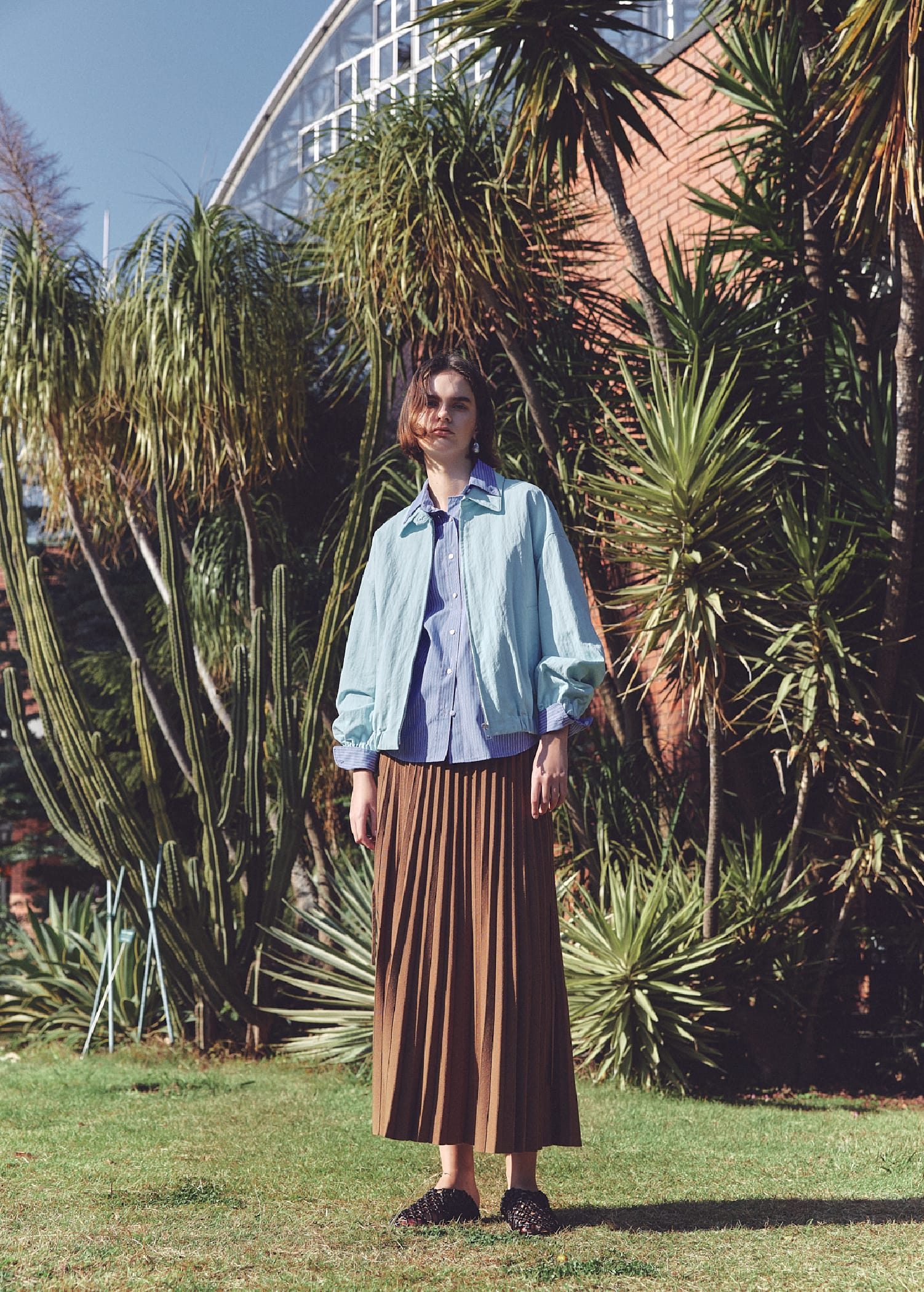 フォルムデザインスウィングトップ&THOMAS MASONシャツ&ニットプリーツスカート&メタルモチーフパールイヤリング&メッシュバレエを着用した女性