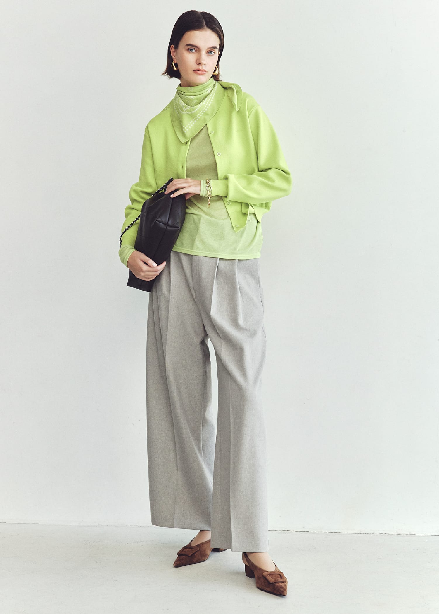 ナイロントラックジャケット&2サイズウエストボリュームフレアSK&メタルモチーフパールイヤリング&コインモチーフチェーンブレス&バックル付きラムレザースリングパンプスを着用した女性