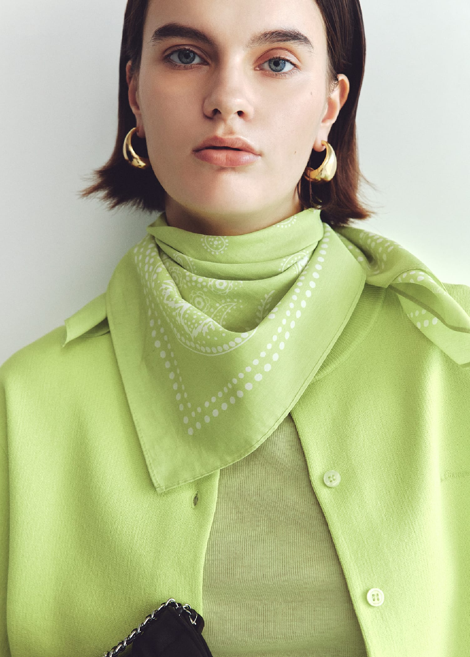 ナイロントラックジャケット&2サイズウエストボリュームフレアSK&メタルモチーフパールイヤリング&コインモチーフチェーンブレス&バックル付きラムレザースリングパンプスを着用した女性