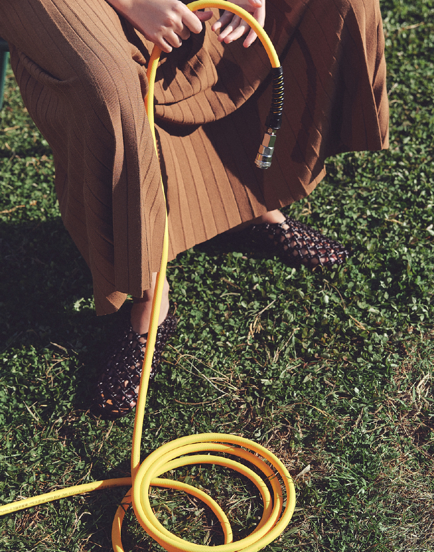 ホースを持った女性の写真