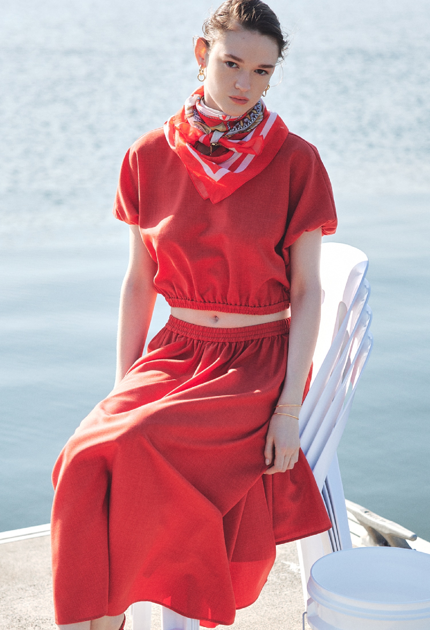 赤のドルマンブラウスイージースカートSETUPとマリン柄大判スカーフ・ゴールドのイヤリングとネックレス・ラインバングルを合わせたコーディネート