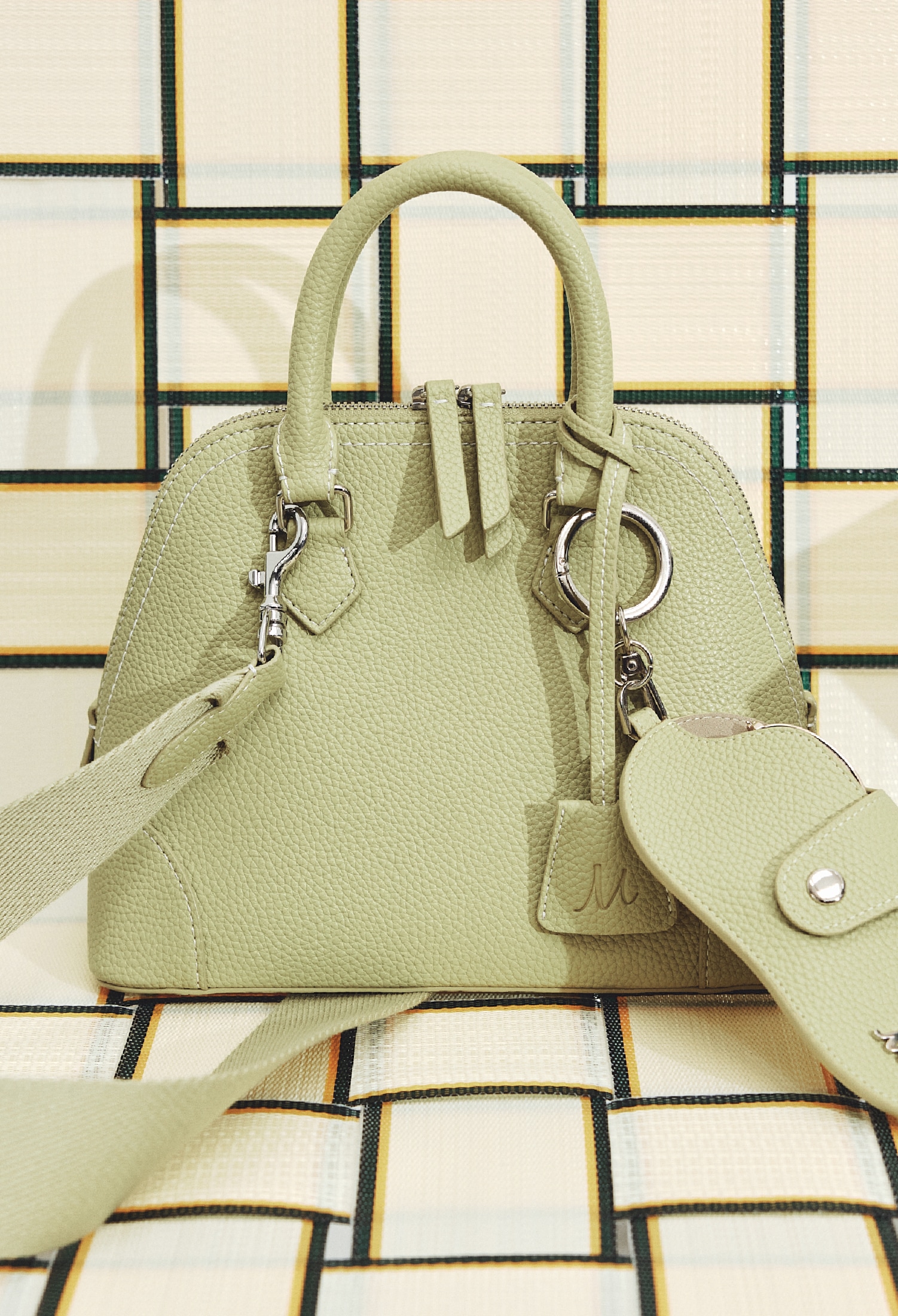 ミントのワイドショルダーボストンバッグとサングラスホルダーチャームの商品写真