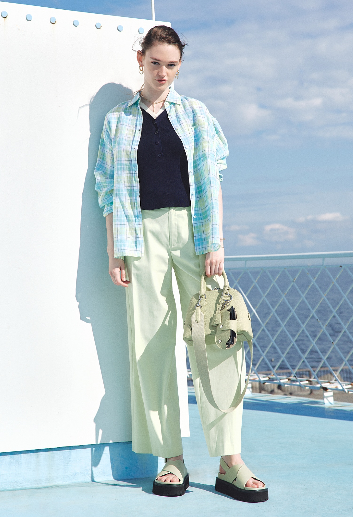 同コーディネートの全身写真