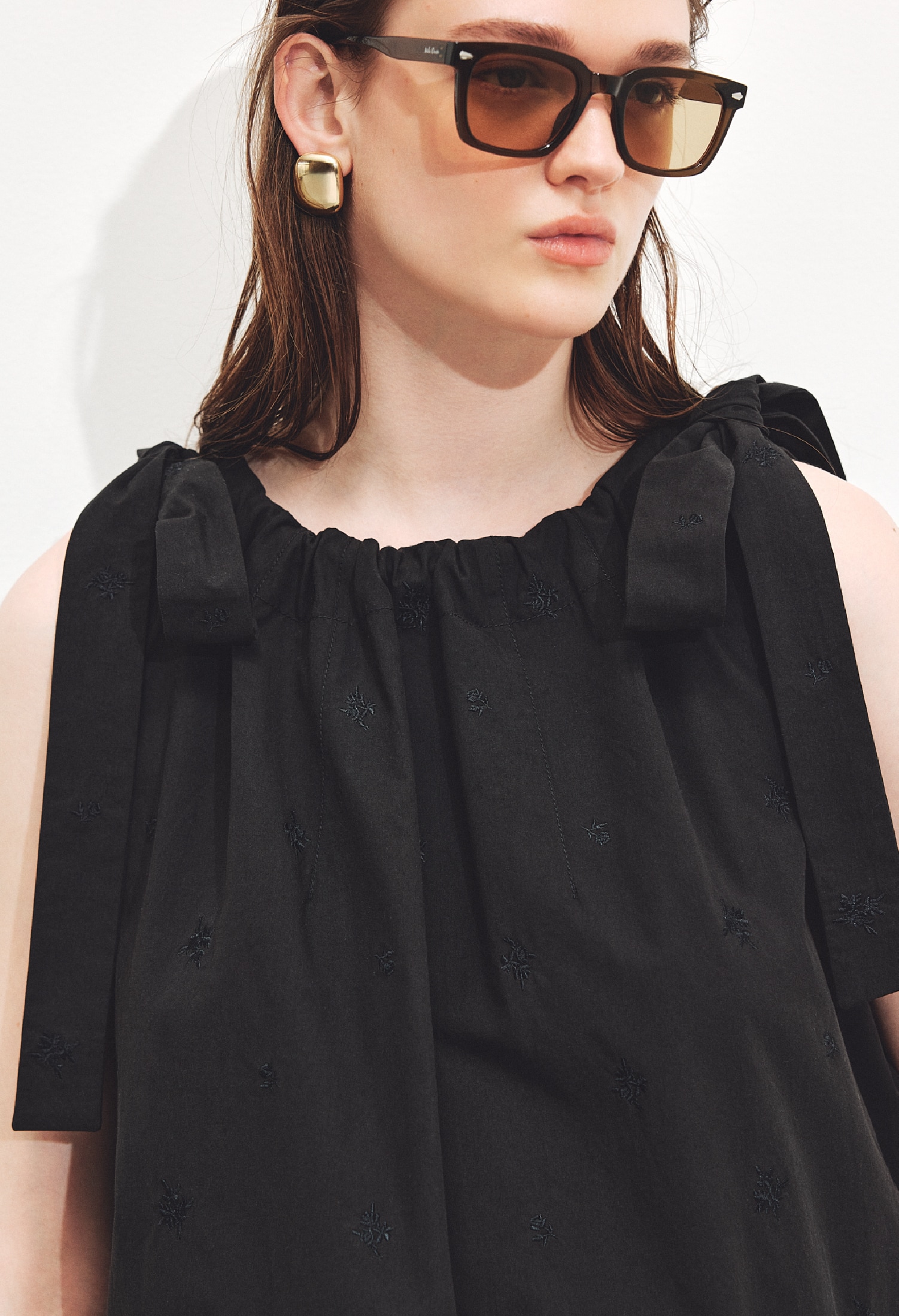 黒の肩リボンブラウス×セミワイドパンツ SETUP・ゴールドのイヤリングとブレスレットとバングル・黒のハートモチーフショルダーバッグとメッシュローファーを合わせたコーディネート