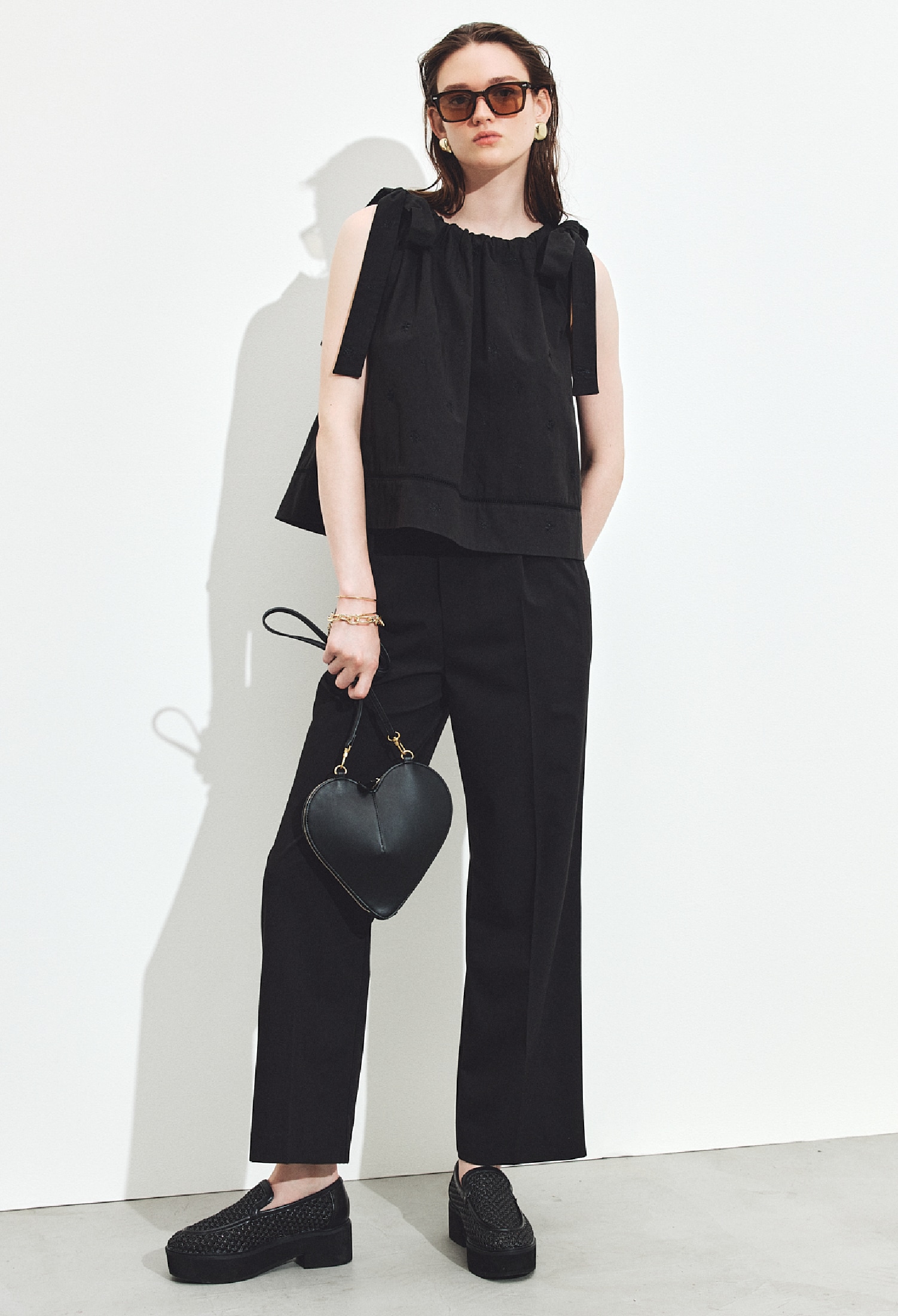 同コーディネートの全身写真