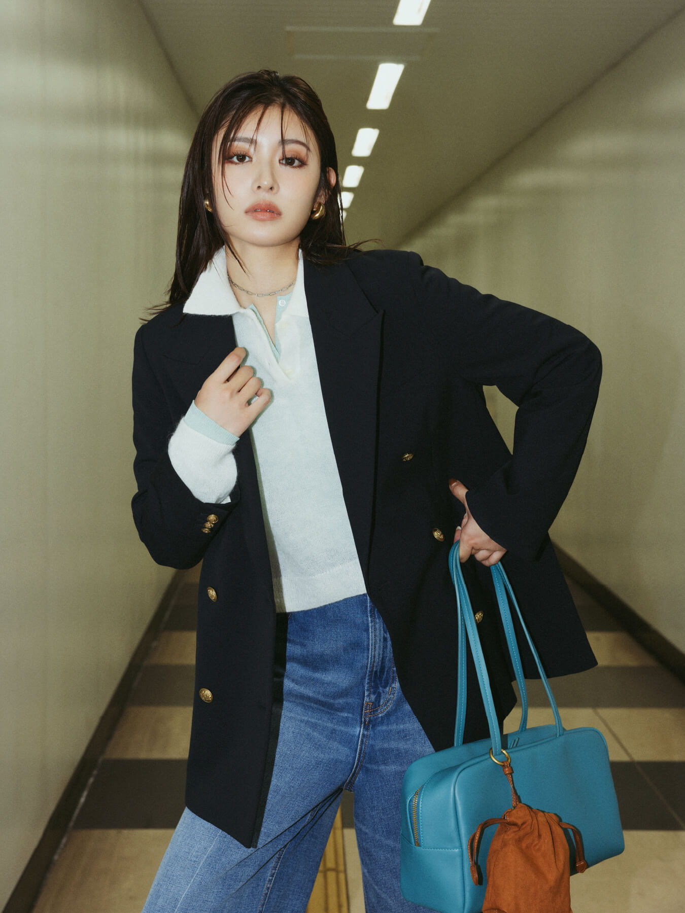 金釦ダブルブレストロングブレザー ダークネイビー、モヘア混シアーポロニットプルオーバー ホワイト、ヘンリーネックシアーリブニットプルオーバー ミント、ハイライズセンタープレスバギーデニムパンツ	ブルー、メタルボリュームカーブイヤリング ゴールド、スクエアチェーンネックレス シルバー、ソフトボストントートバッグ ターコイズ、ミニ巾着チャーム	キャメル、バブーシュローファー ダークブラウン 古畑星夏着用イメージ