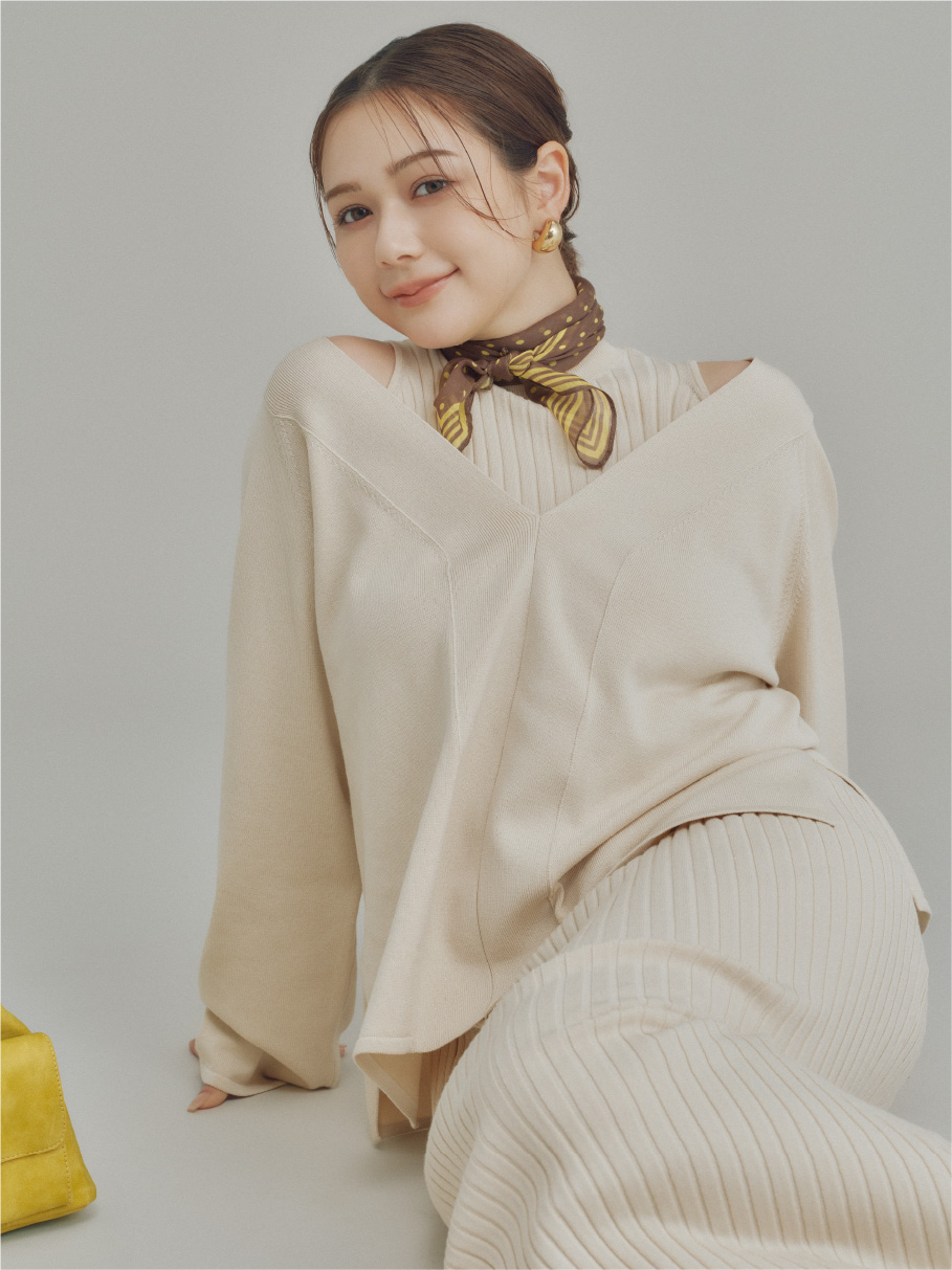 EC限定ニットセットアップとドット柄ラインスカーフを着用した女性のイメージ