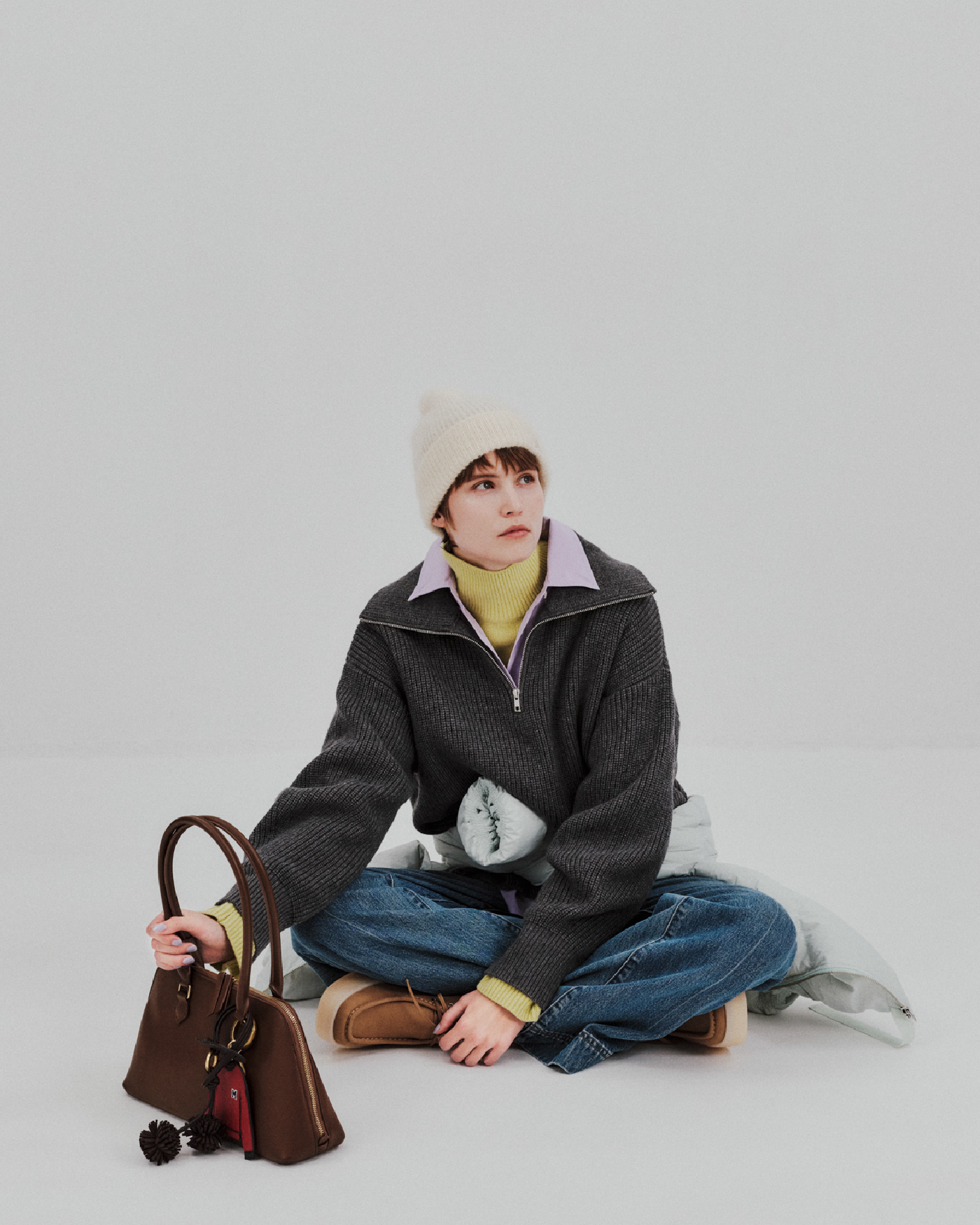 Knit tops Cap Bag Charmを着用するモデル