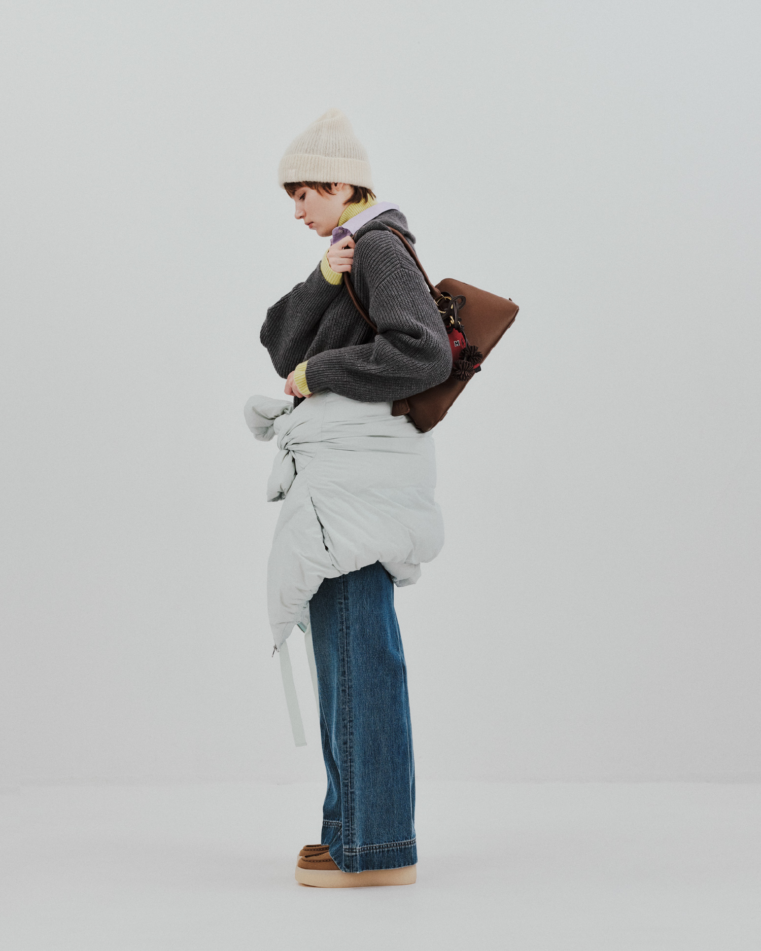 Knit tops Cap Bag Charmを着用するモデル