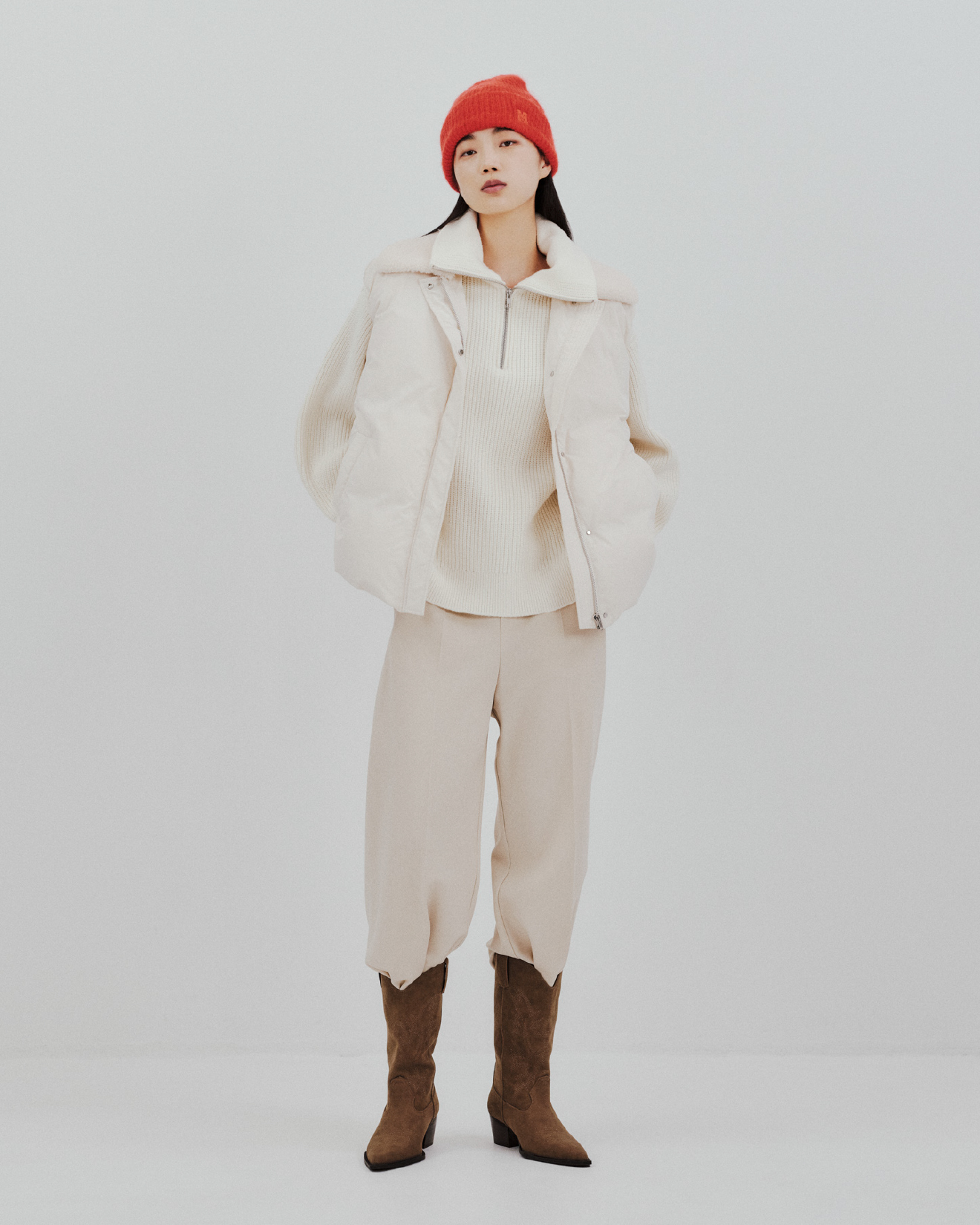 Vest Knit tops Pants Cap Bootsを着用するモデル