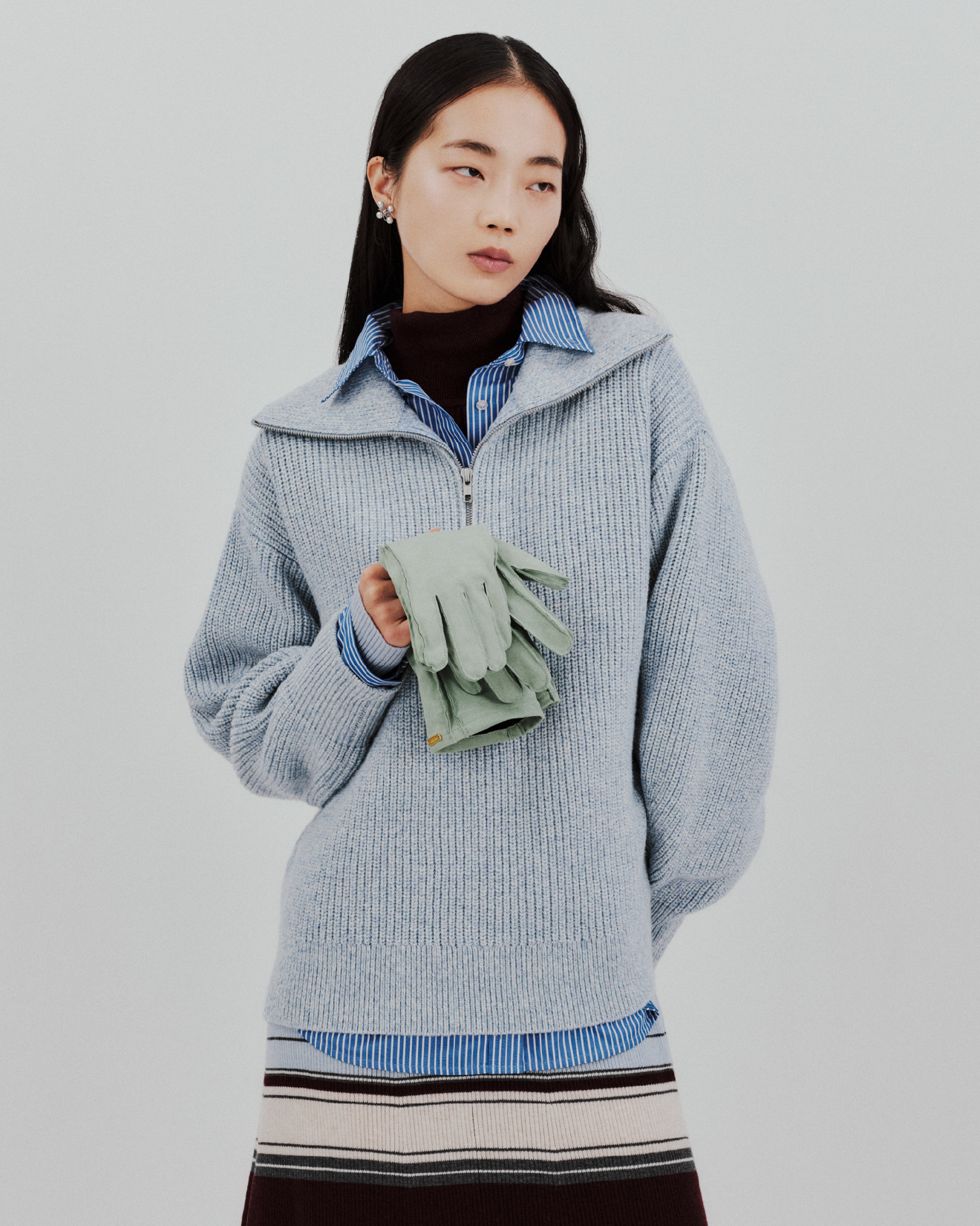 Knit Dress Shirt Pierced earrings Glove Bootsを着用するモデル