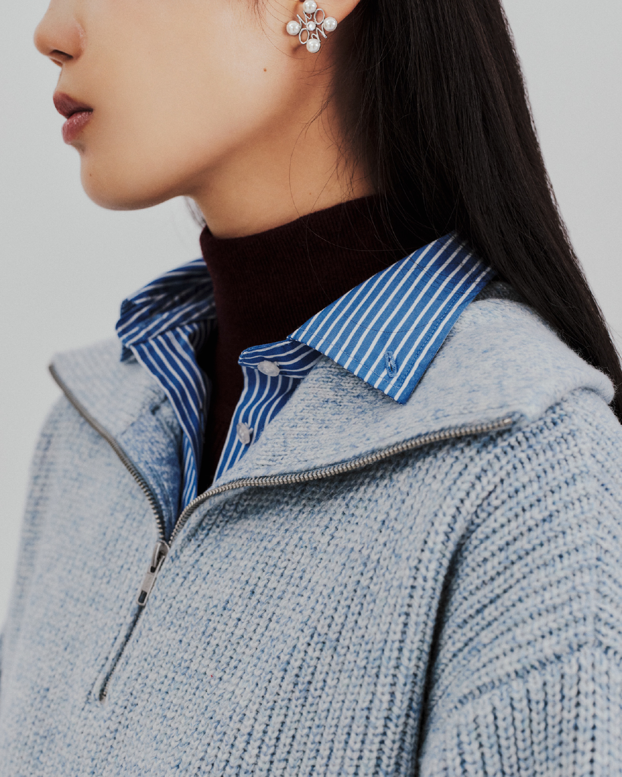 Knit Dress Shirt Pierced earrings Glove Bootsを着用するモデル