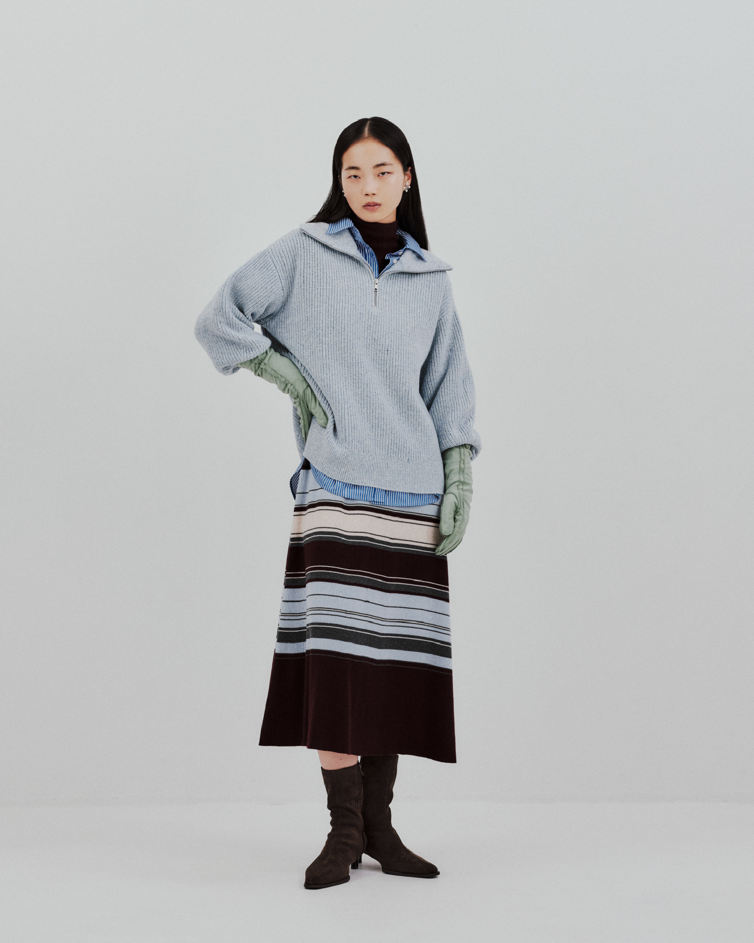 Knit Dress Shirt Pierced earrings Glove Bootsを着用するモデル