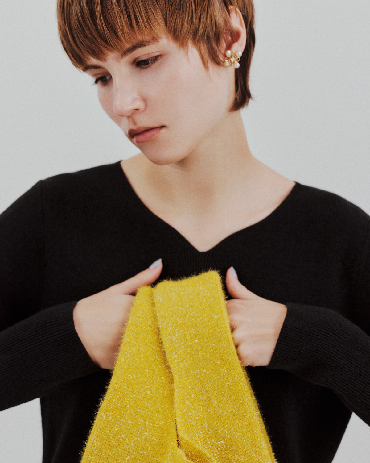 Knit Pants Pierced earrings Bag Bootsを着用するモデル