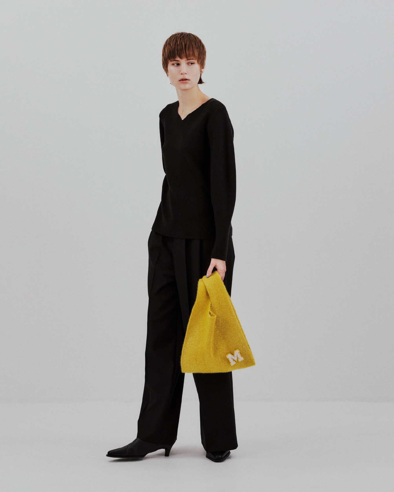 Knit Pants Pierced earrings Bag Bootsを着用するモデル