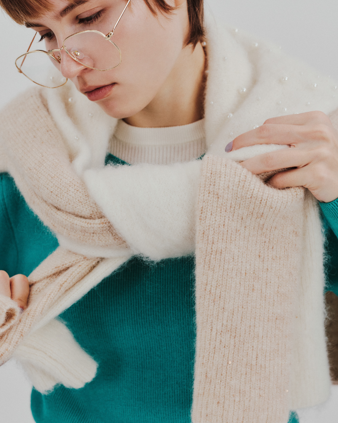 Knit Inner tops Skirt Glasses Shoesを着用するモデル