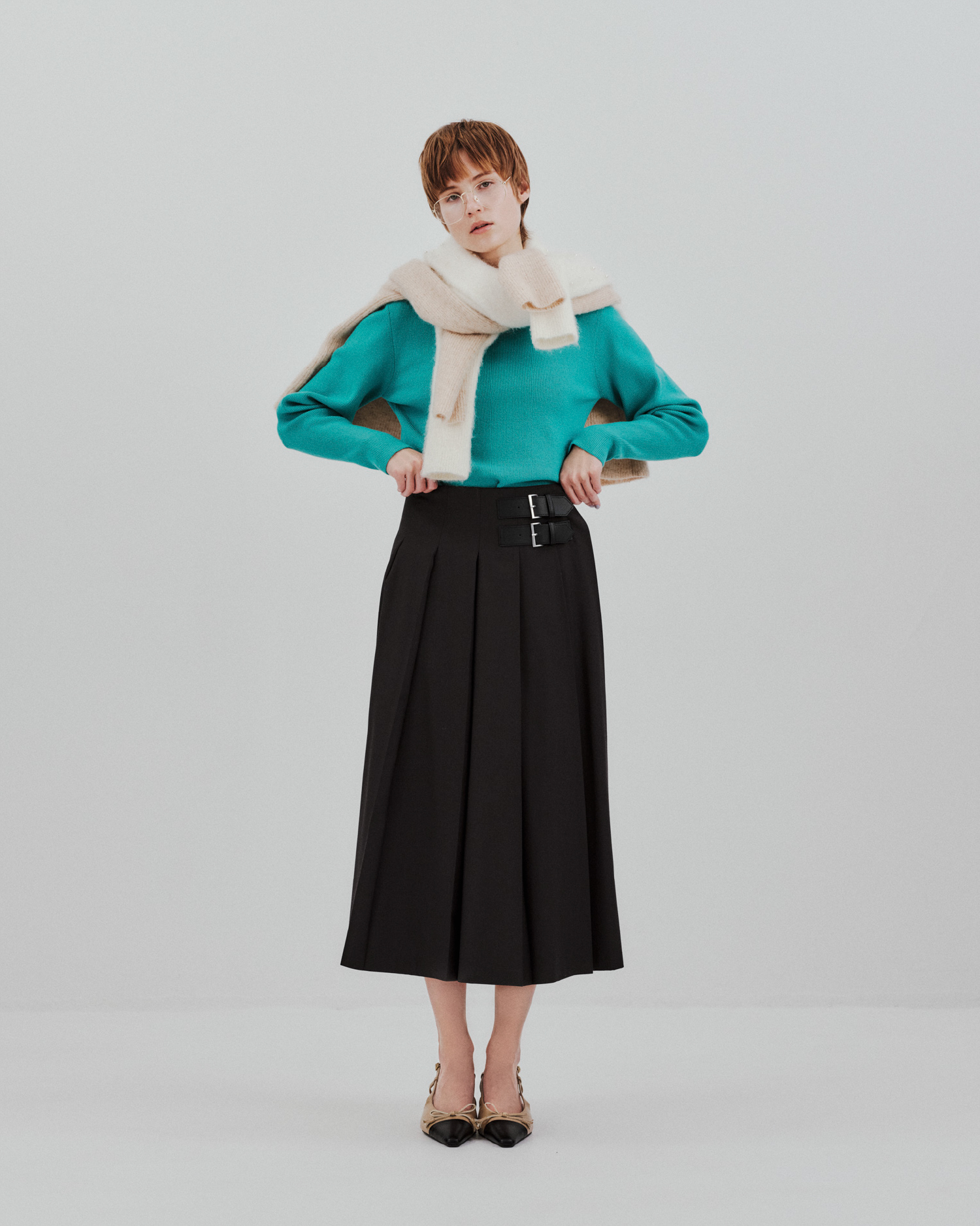 Knit Inner tops Skirt Glasses Shoesを着用するモデル