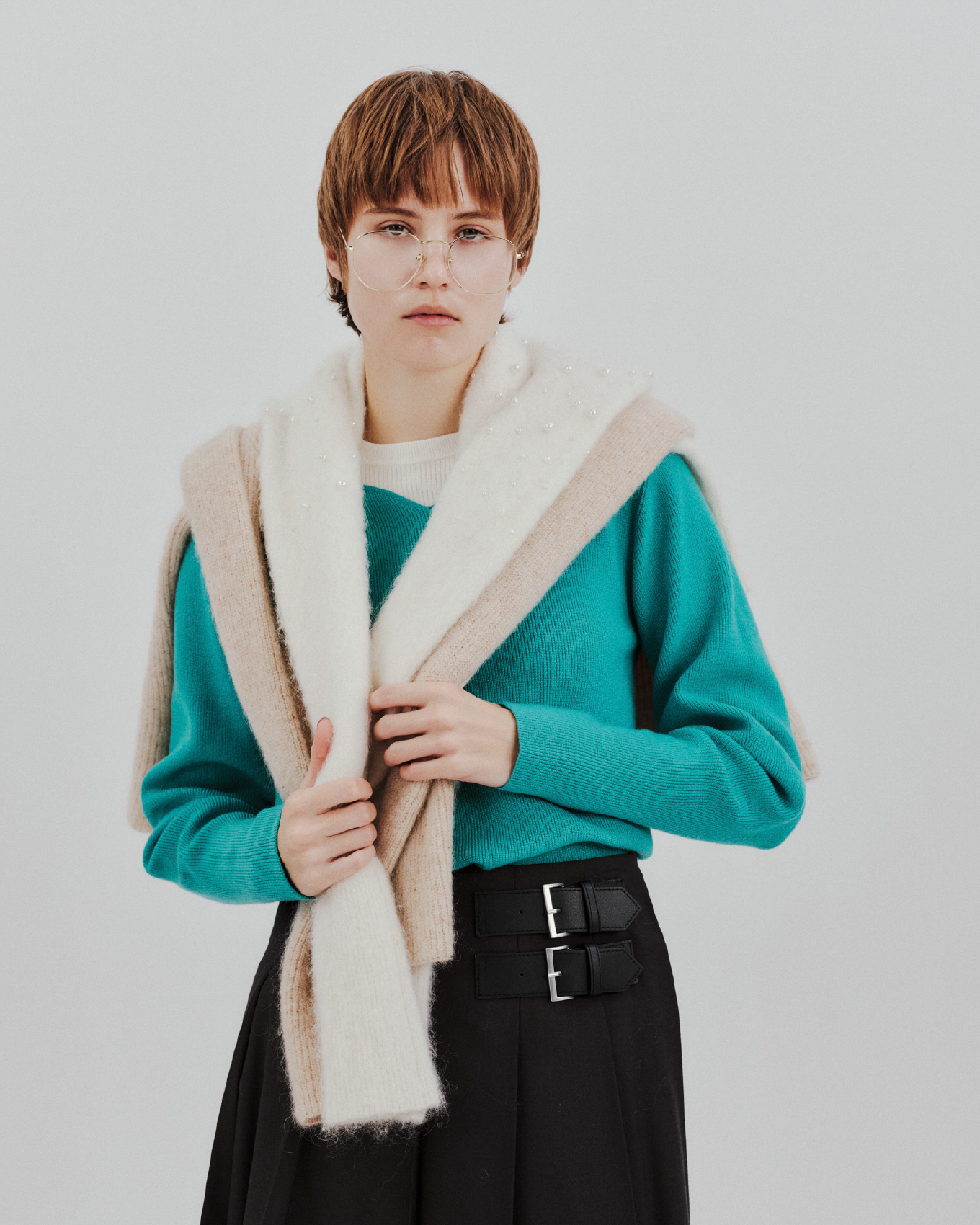 Knit Inner tops Skirt Glasses Shoesを着用するモデル