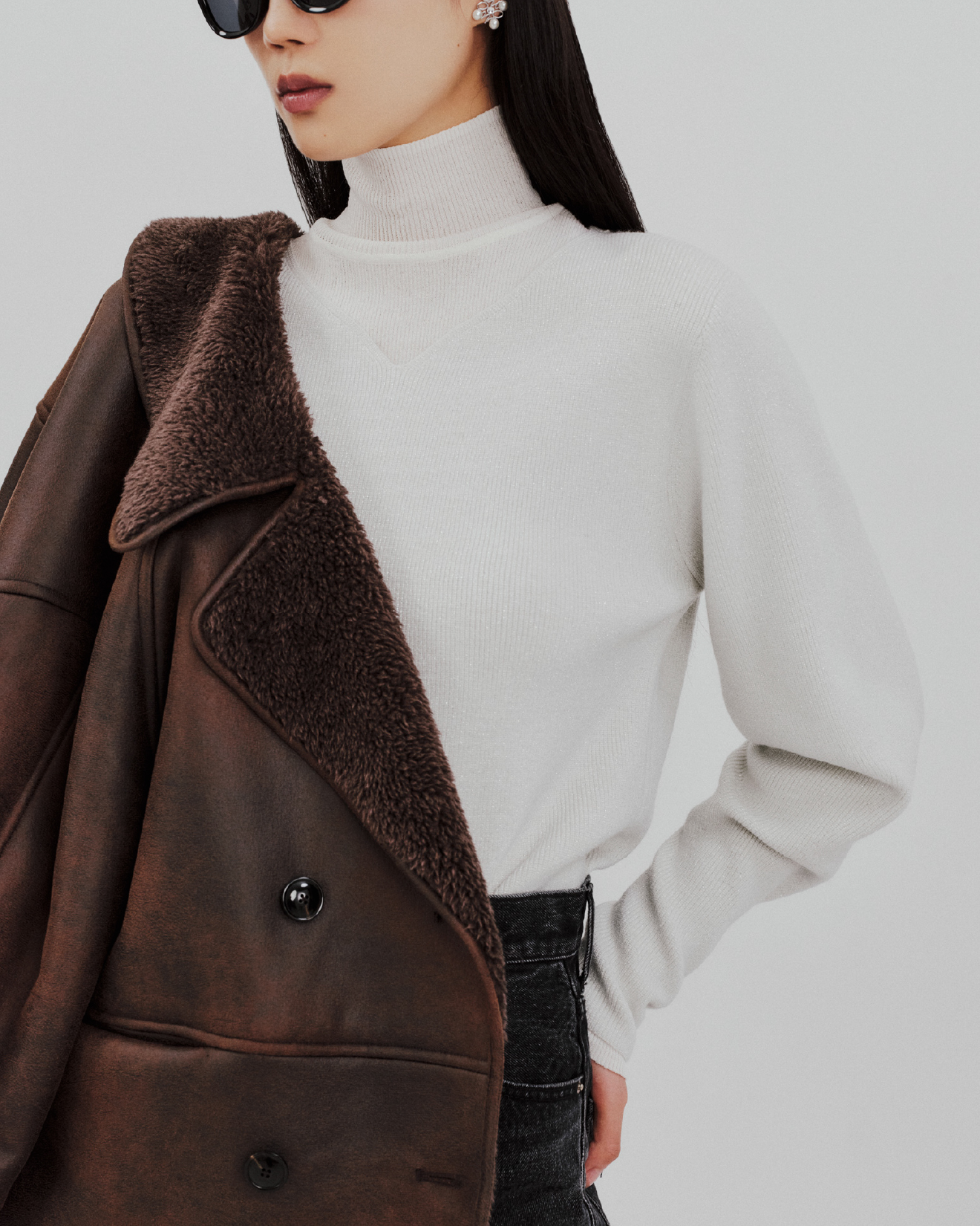 Jacket Knit Pants Pierced earrings Bag Bootsを着用するモデル