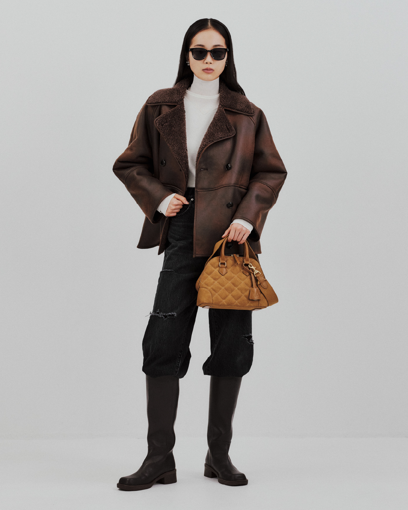 Jacket Knit Pants Pierced earrings Bag Bootsを着用するモデル