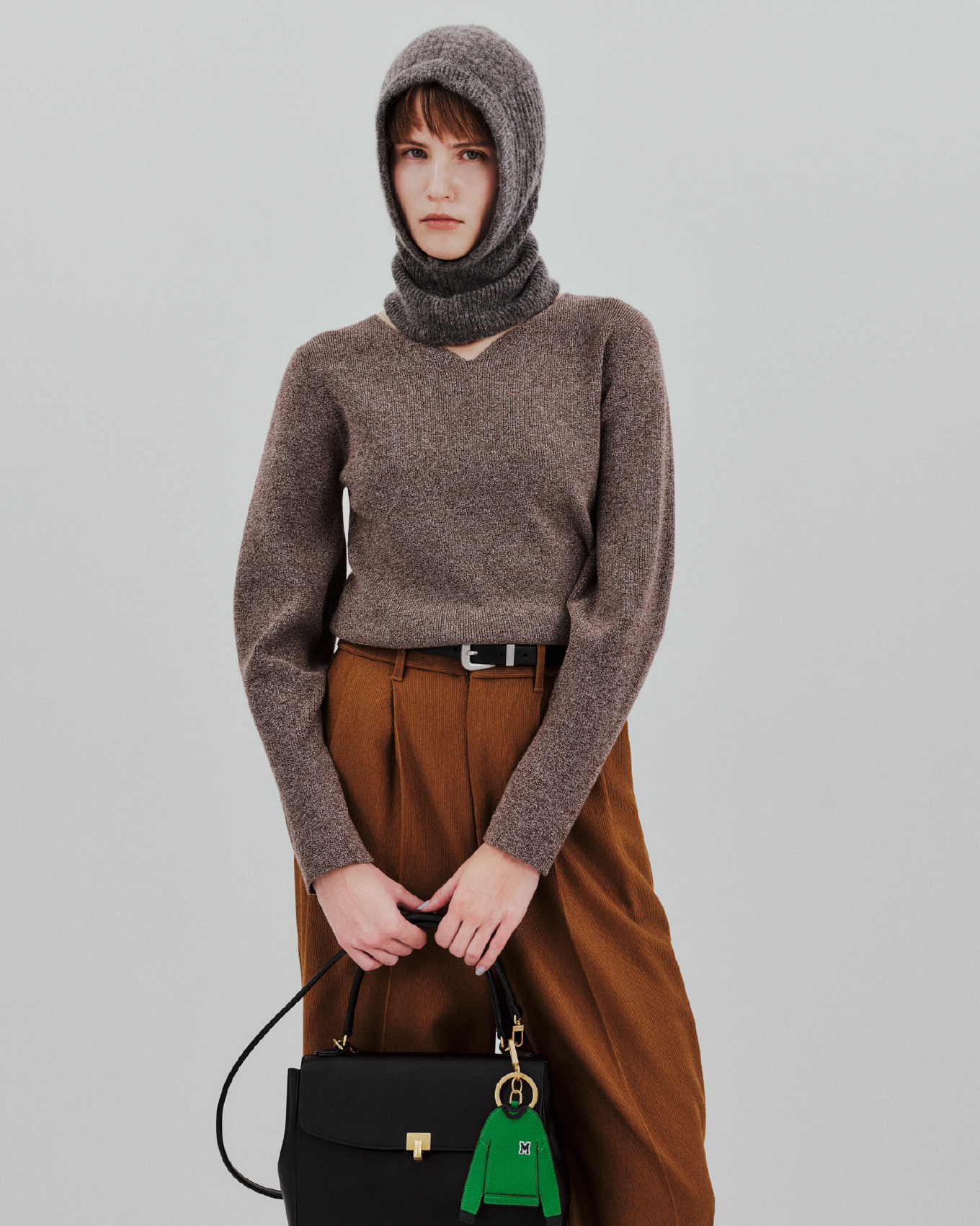 Knit Belt Charm Bag Bootsを着用するモデル