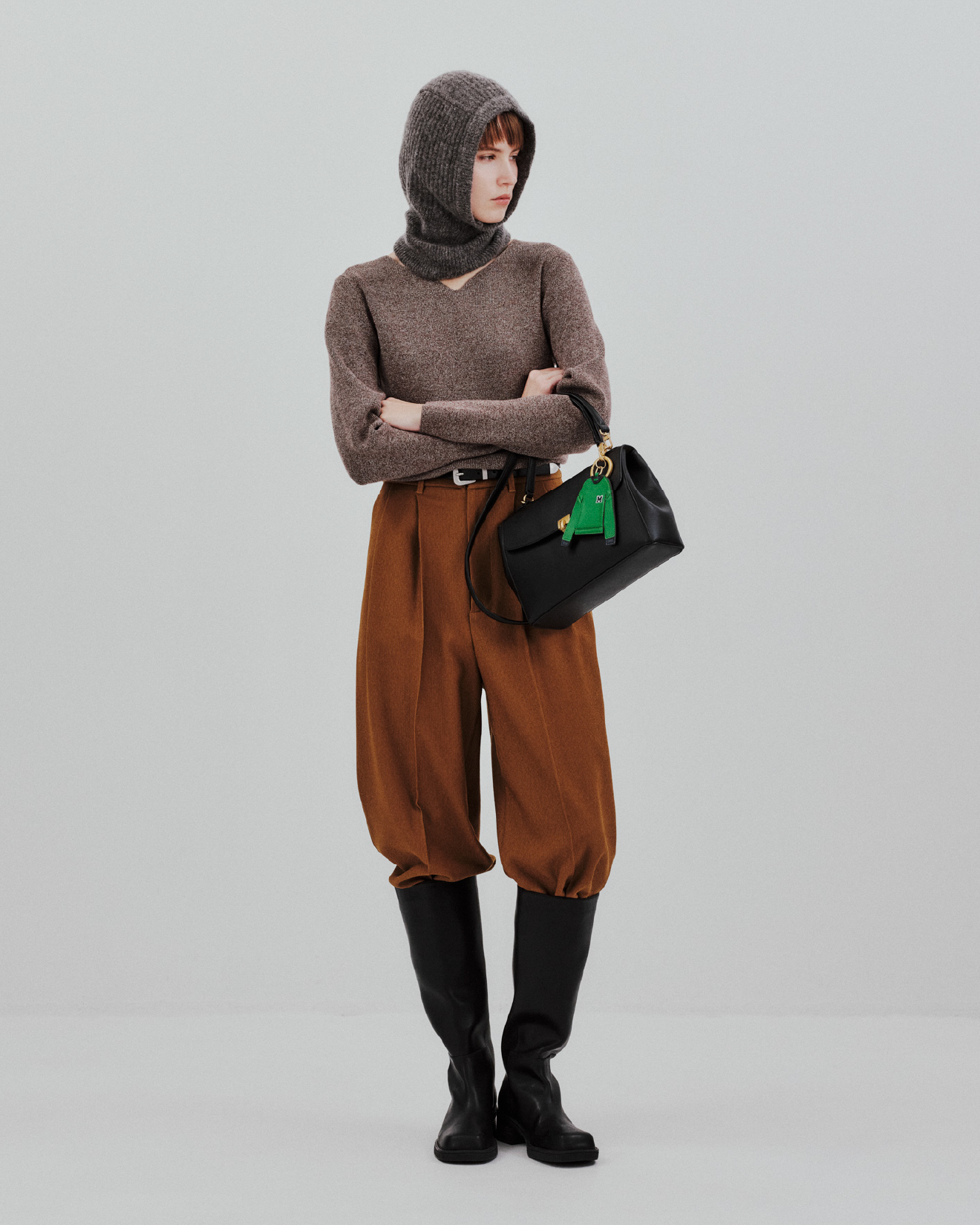 Knit Belt Charm Bag Bootsを着用するモデル