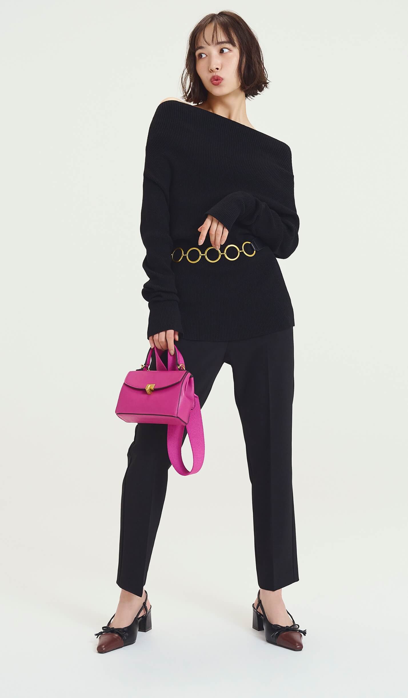 オフショルラメニット