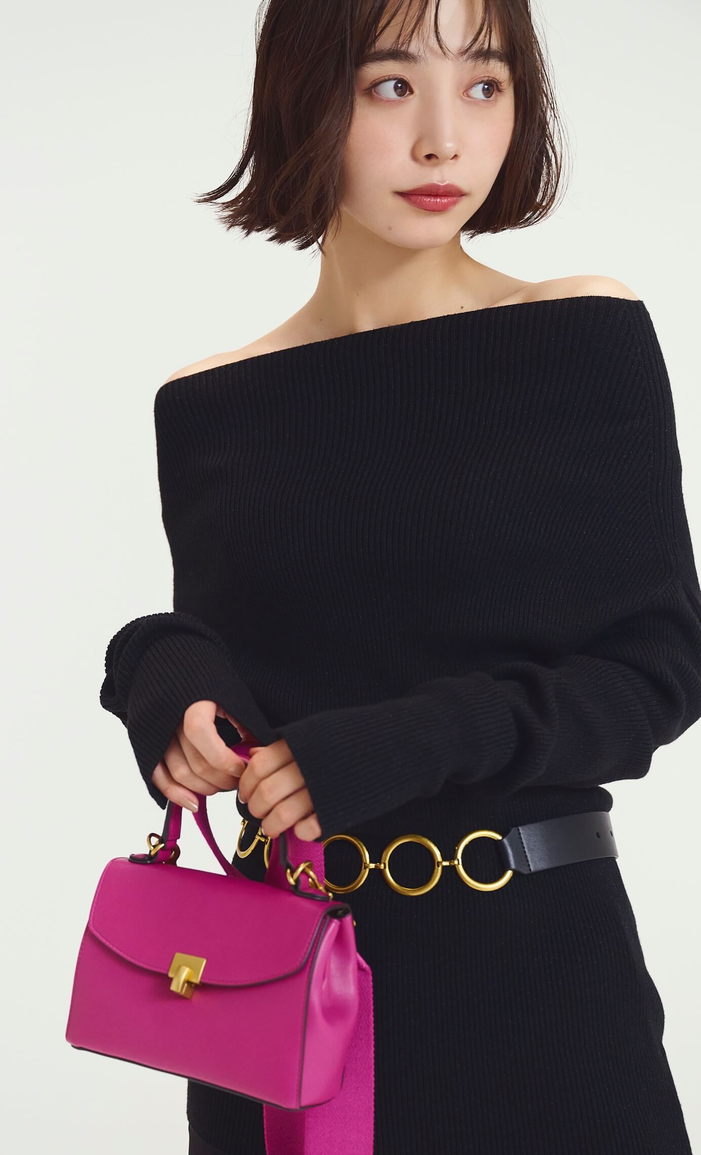 スクエアバックルチェーンベルト、メタルモチーフミニスクエアバッグ、リボンスリングパンプス