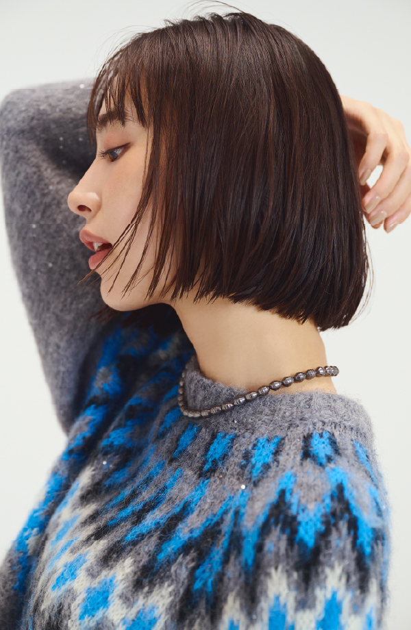 変形パールネックレス、メタルモチーフスクエアバッグ、レースアップシューズ