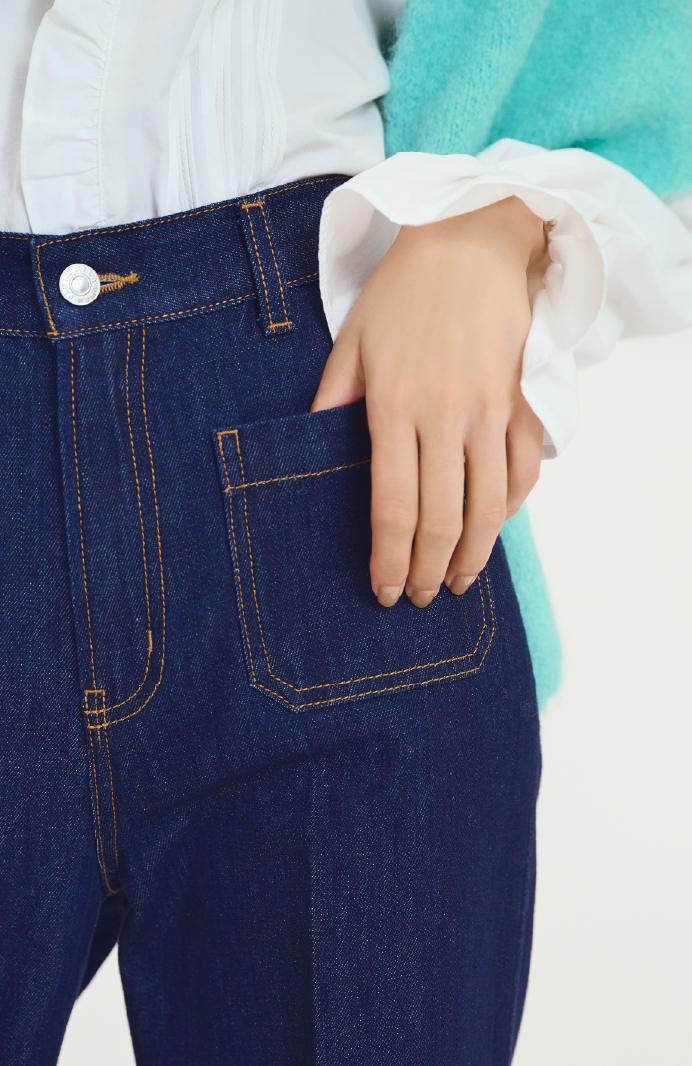 メタルフラワーブローチ、キルティングボストンバッグ、キトゥンヒールショートブーツ