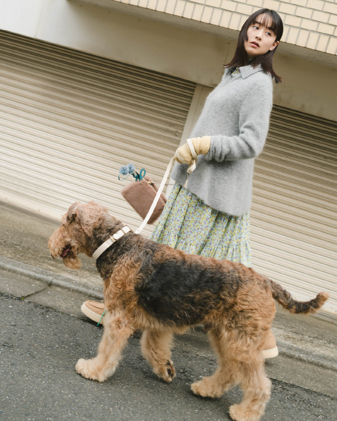 金釦ダブルブレストロングブレザー ダークネイビー、モヘア混シアーポロニットプルオーバー ホワイト、ヘンリーネックシアーリブニットプルオーバー ミント、ハイライズセンタープレスバギーデニムパンツ	ブルー、メタルボリュームカーブイヤリング ゴールド、スクエアチェーンネックレス シルバー、ソフトボストントートバッグ ターコイズ、ミニ巾着チャーム	キャメル、バブーシュローファー ダークブラウン 古畑星夏着用イメージ