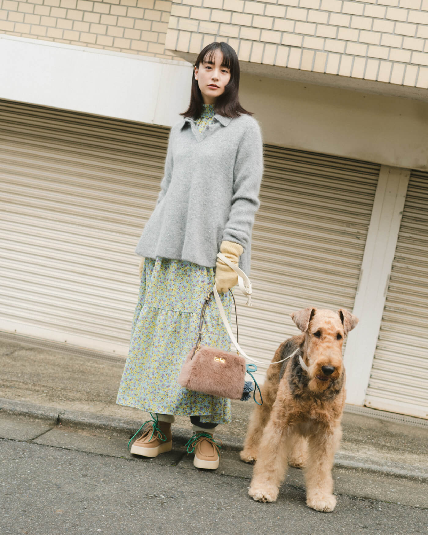 金釦ダブルブレストロングブレザー ダークネイビー、モヘア混シアーポロニットプルオーバー ホワイト、ヘンリーネックシアーリブニットプルオーバー ミント、ハイライズセンタープレスバギーデニムパンツ	ブルー、メタルボリュームカーブイヤリング ゴールド、スクエアチェーンネックレス シルバー、ソフトボストントートバッグ ターコイズ、ミニ巾着チャーム	キャメル、バブーシュローファー ダークブラウン 古畑星夏着用イメージ