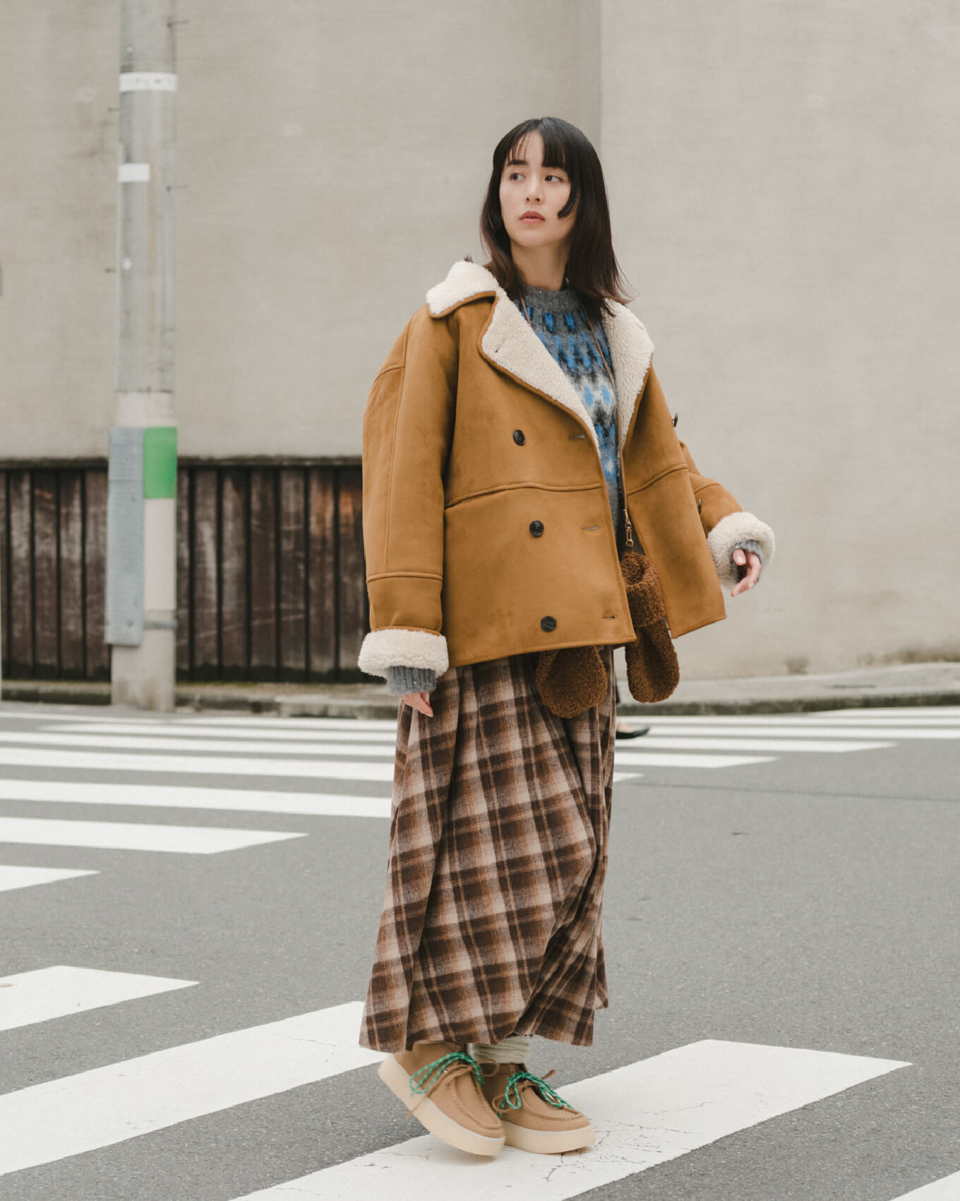 【WEB限定カラー】【セットアップ対応】ポロ衿リブニットプルオーバー MOC、【セットアップ対応】ニットプリーツスカート MOC、メタルボリュームカーブイヤリング シルバー、ボリュームラウンドカフバングル シルバー、ラウンドショルダートートバッグ ライトブルー、アンクルサイドゴアブーツ	BRD 古畑星夏着用イメージ