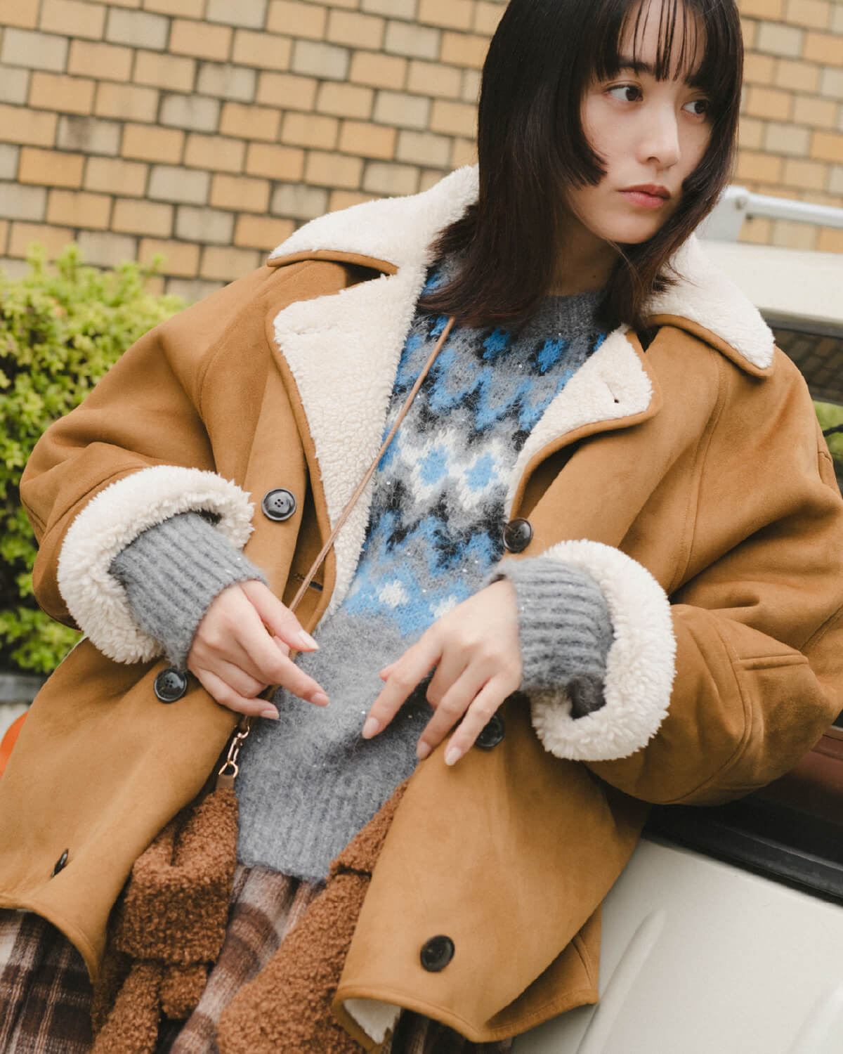 【WEB限定カラー】【セットアップ対応】ポロ衿リブニットプルオーバー MOC、【セットアップ対応】ニットプリーツスカート MOC、メタルボリュームカーブイヤリング シルバー、ボリュームラウンドカフバングル シルバー、ラウンドショルダートートバッグ ライトブルー、アンクルサイドゴアブーツ	BRD 古畑星夏着用イメージ