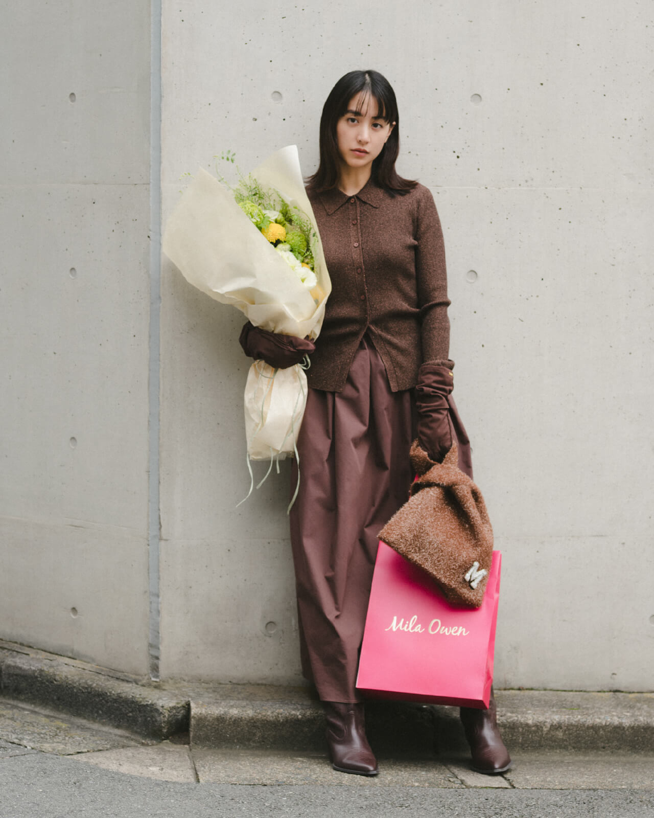 ドレープデザインオフショルニットTワンピース ミント、ウエストベルトタックワイドパンツ グレー、フェイクスエードキャップ ベージュ、メタルカーブネックレス シルバー、バックルダブルサルカンベルト ベージュ、チャンキーヒールストレッチショートブーツ ベージュ 古畑星夏着用イメージ