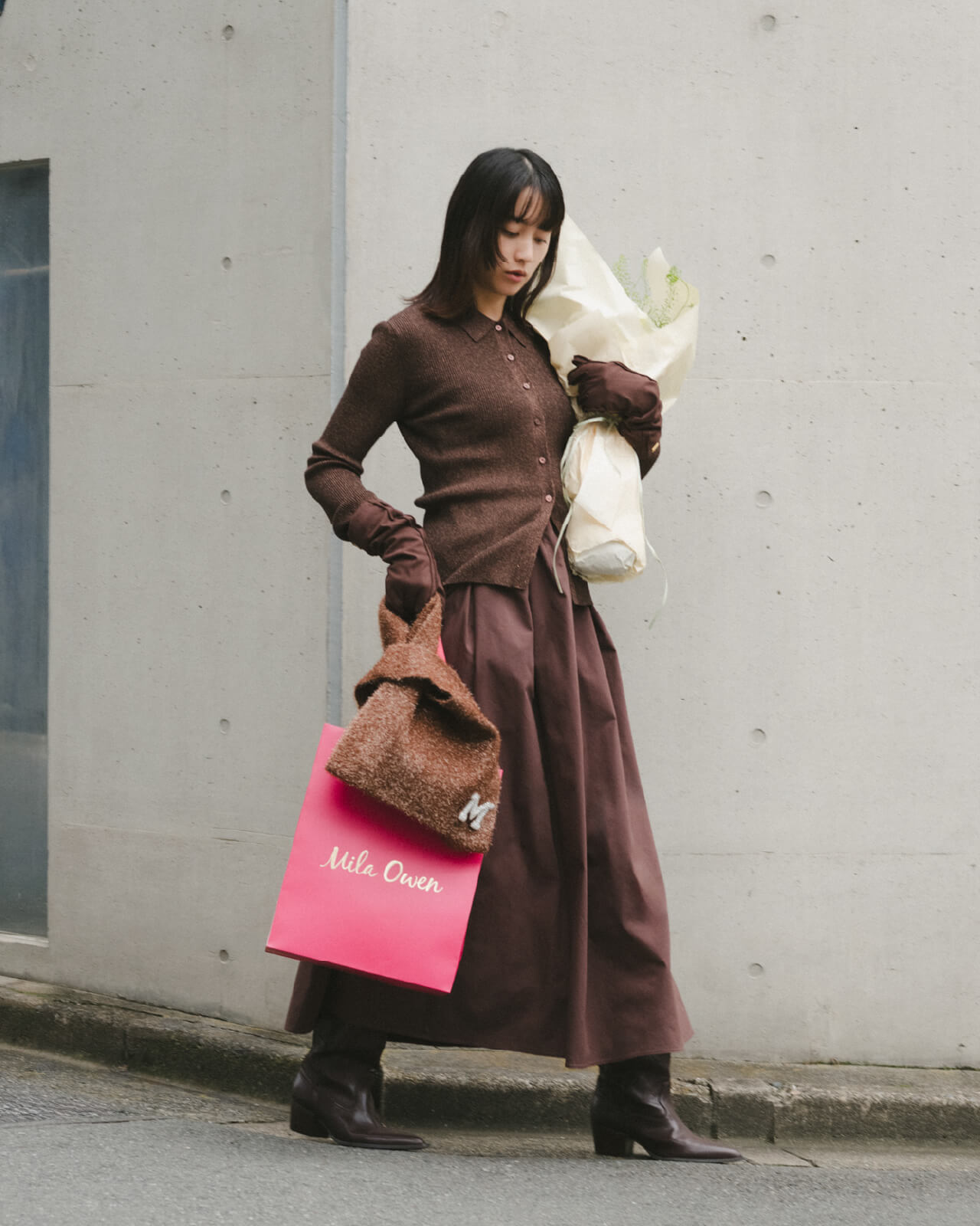 ドレープデザインオフショルニットTワンピース ミント、ウエストベルトタックワイドパンツ グレー、フェイクスエードキャップ ベージュ、メタルカーブネックレス シルバー、バックルダブルサルカンベルト ベージュ、チャンキーヒールストレッチショートブーツ ベージュ 古畑星夏着用イメージ