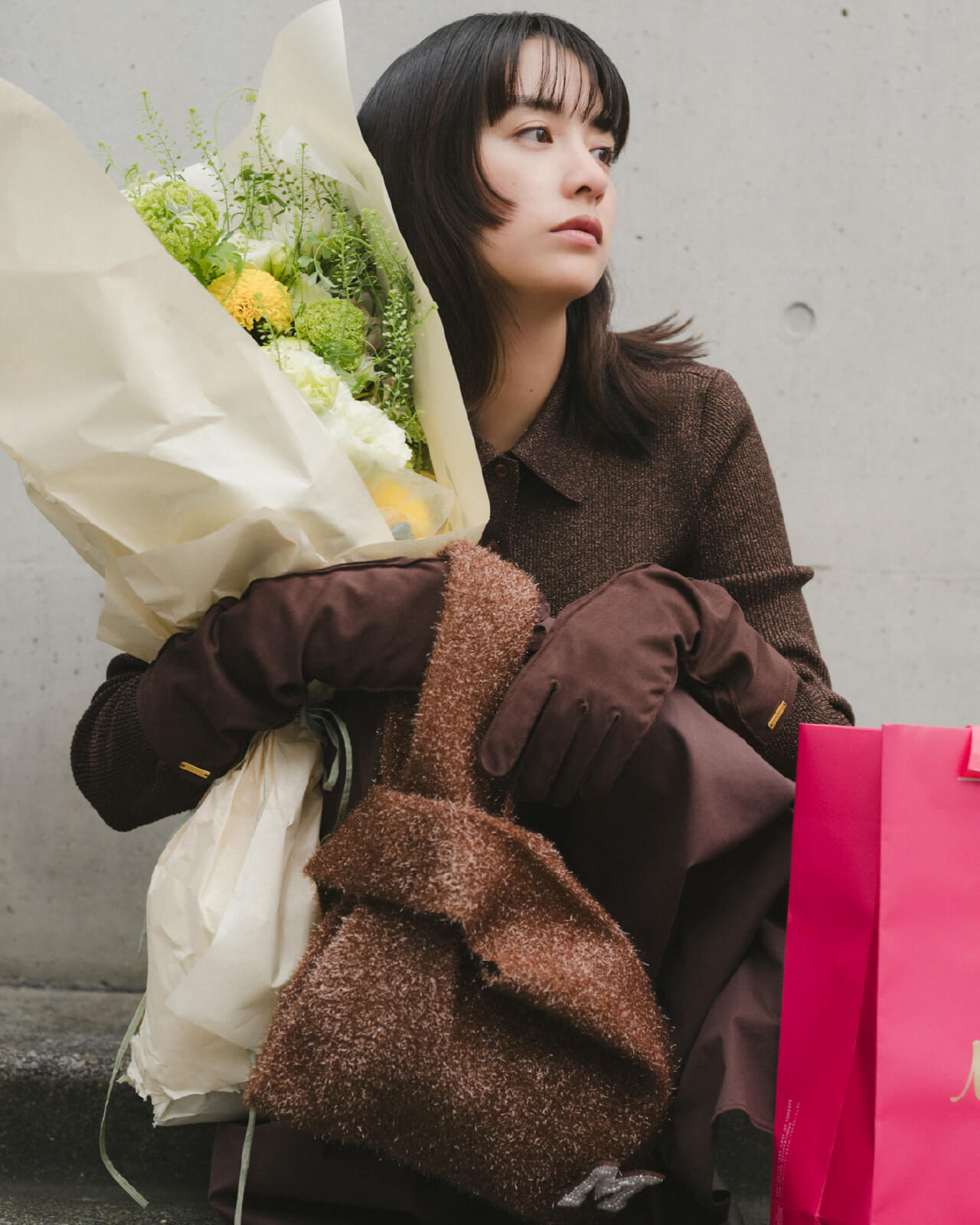 ドレープデザインオフショルニットTワンピース ミント、ウエストベルトタックワイドパンツ グレー、フェイクスエードキャップ ベージュ、メタルカーブネックレス シルバー、バックルダブルサルカンベルト ベージュ、チャンキーヒールストレッチショートブーツ ベージュ 古畑星夏着用イメージ