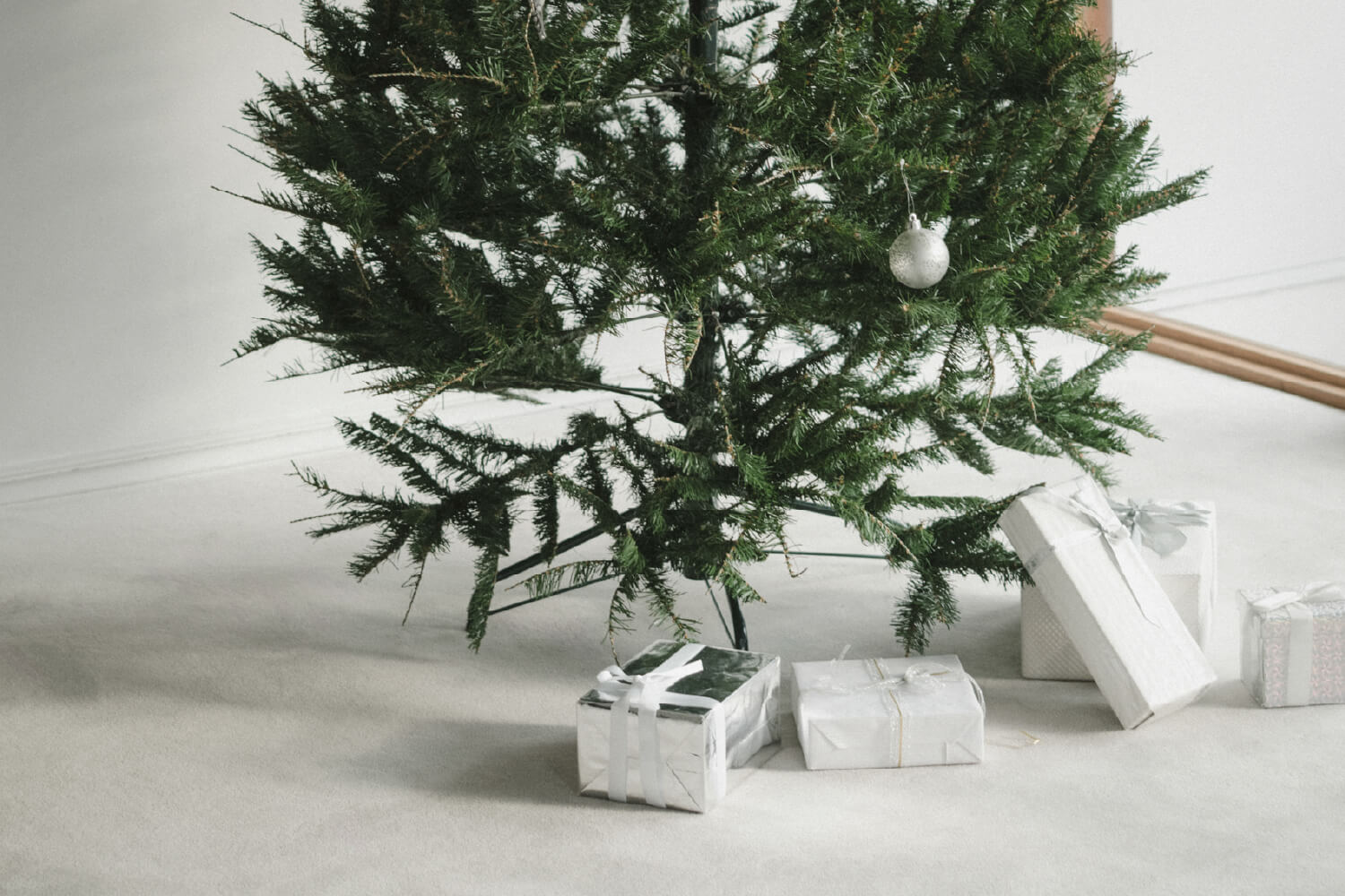 オーバーサイズトレンチコート ベージュ、タブスリーブ釦ダウンシャツ ブルー、【セットアップ対応】裾ドロストコットンスウェットパンツ ネイビー、オーバルスリムフレームダテメガネ ゴールド、メタルパールピアス ゴールド、リブニットフーディマフラー ダークブラウン、ポケット付きショルダーバッグ ブラック、スリングパンプス ブラック 古畑星夏着用イメージ