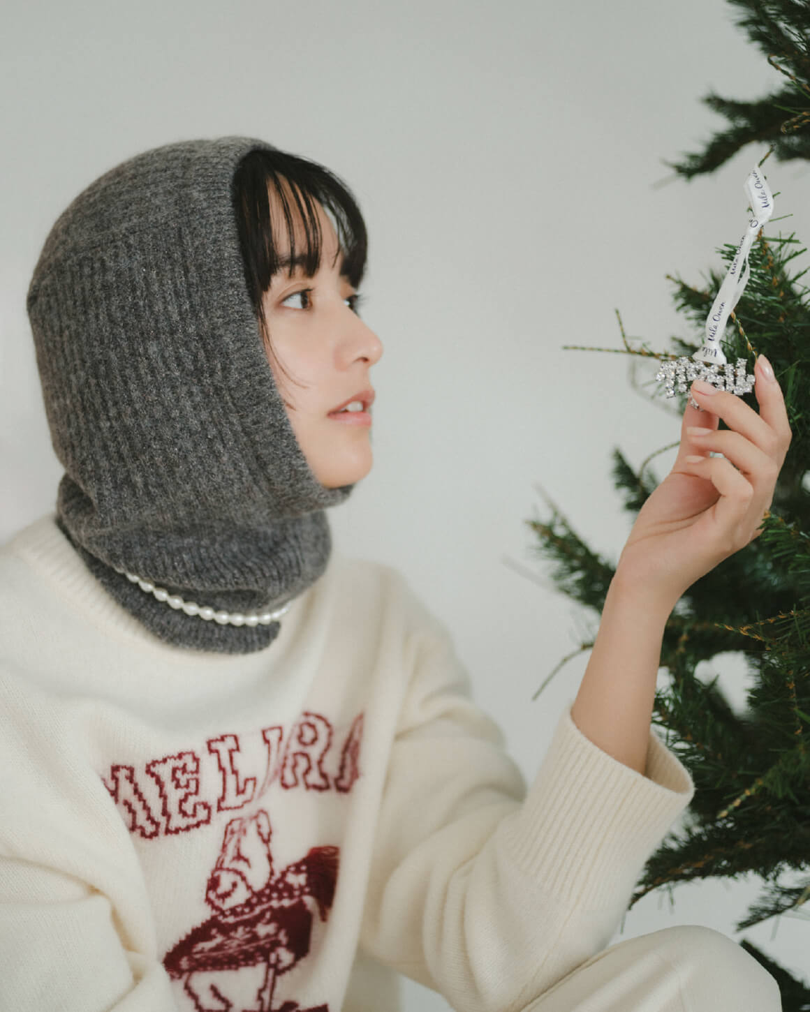 オーバーサイズトレンチコート ベージュ、タブスリーブ釦ダウンシャツ ブルー、【セットアップ対応】裾ドロストコットンスウェットパンツ ネイビー、オーバルスリムフレームダテメガネ ゴールド、メタルパールピアス ゴールド、リブニットフーディマフラー ダークブラウン、ポケット付きショルダーバッグ ブラック、スリングパンプス ブラック 古畑星夏着用イメージ