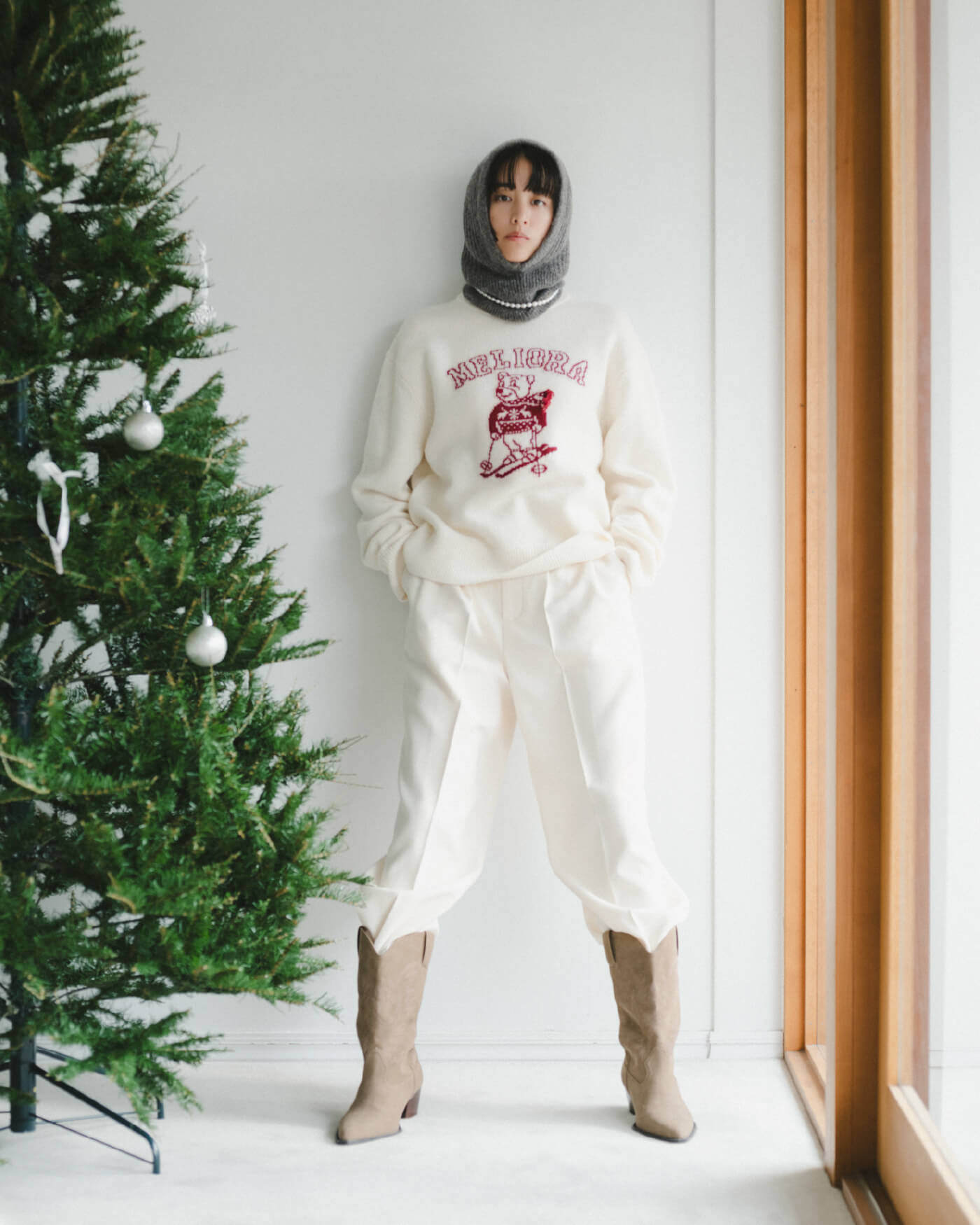 オーバーサイズトレンチコート ベージュ、タブスリーブ釦ダウンシャツ ブルー、【セットアップ対応】裾ドロストコットンスウェットパンツ ネイビー、オーバルスリムフレームダテメガネ ゴールド、メタルパールピアス ゴールド、リブニットフーディマフラー ダークブラウン、ポケット付きショルダーバッグ ブラック、スリングパンプス ブラック 古畑星夏着用イメージ